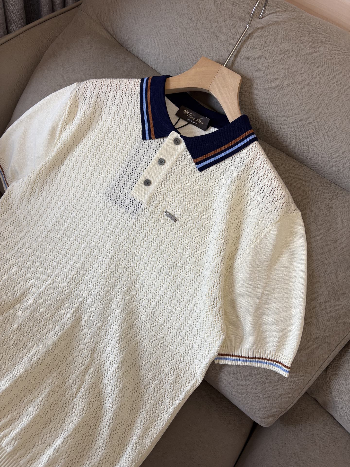 耗时王”菱形提花设计甄选超细优质纱线翻领短袖男士典藏款「耗时王」圆领奢雅工艺，触肤即高阶。• 匠心底蕴：