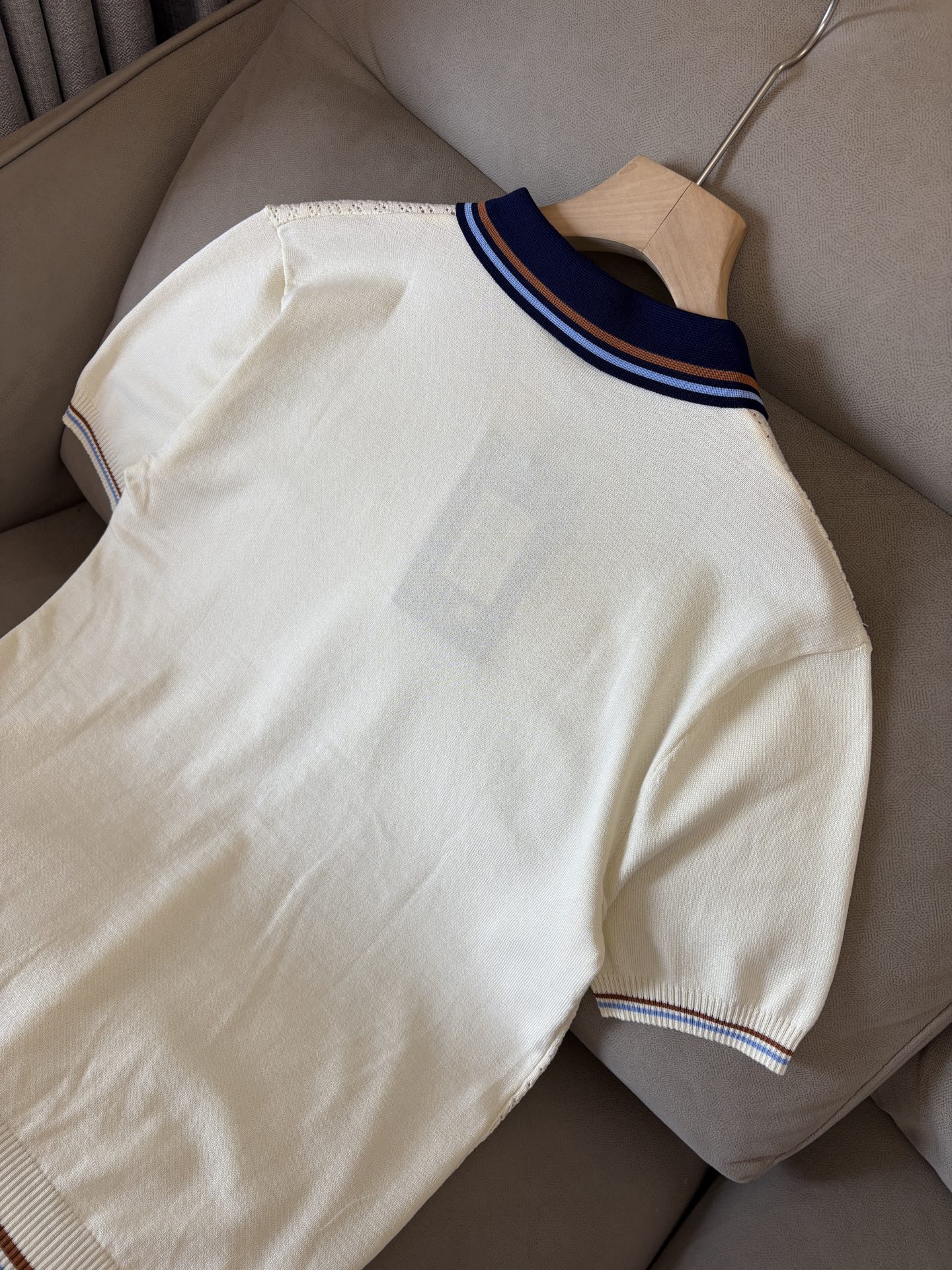 耗时王”菱形提花设计甄选超细优质纱线翻领短袖男士典藏款「耗时王」圆领奢雅工艺，触肤即高阶。• 匠心底蕴：