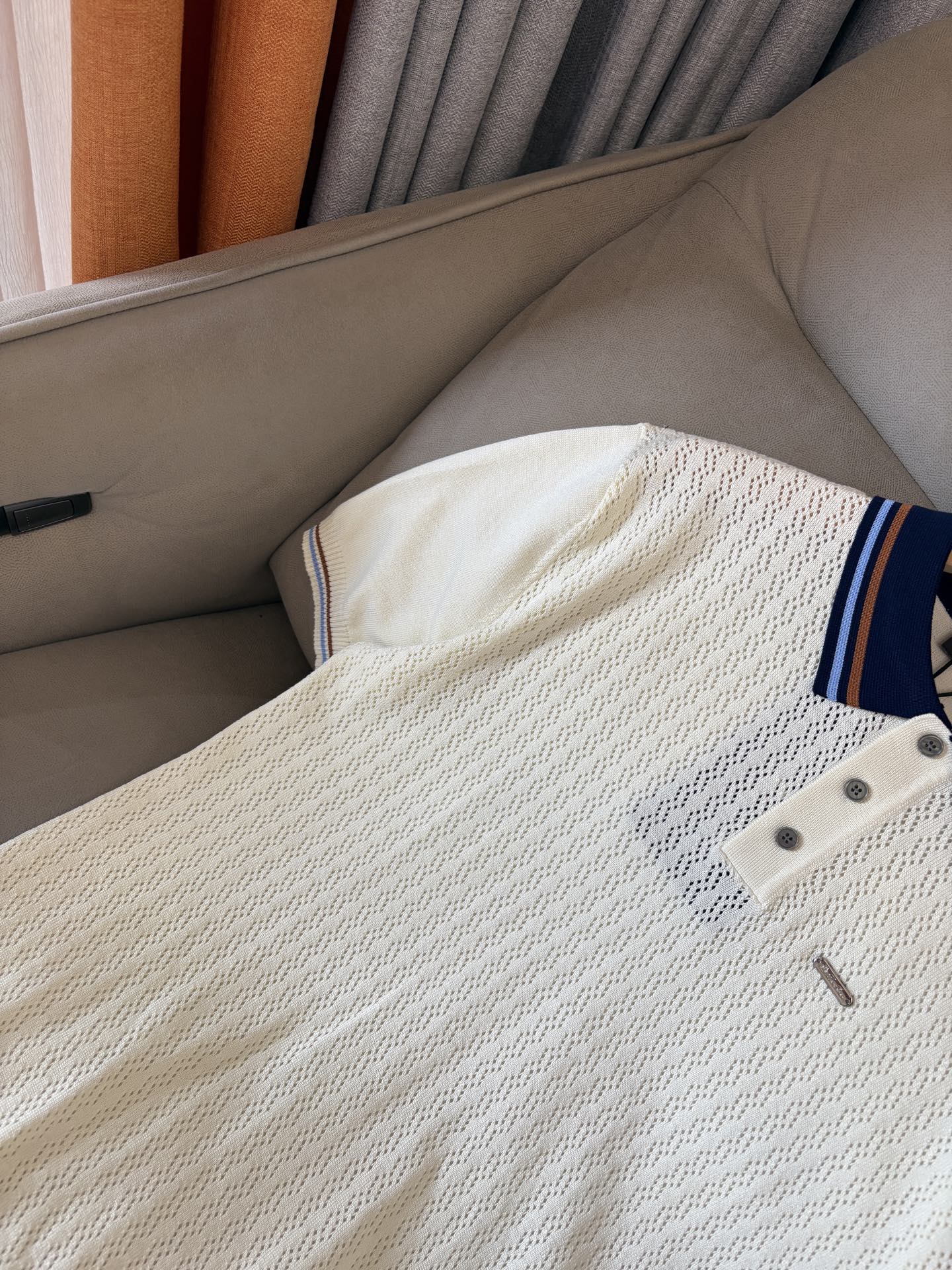 耗时王”菱形提花设计甄选超细优质纱线翻领短袖男士典藏款「耗时王」圆领奢雅工艺，触肤即高阶。• 匠心底蕴：