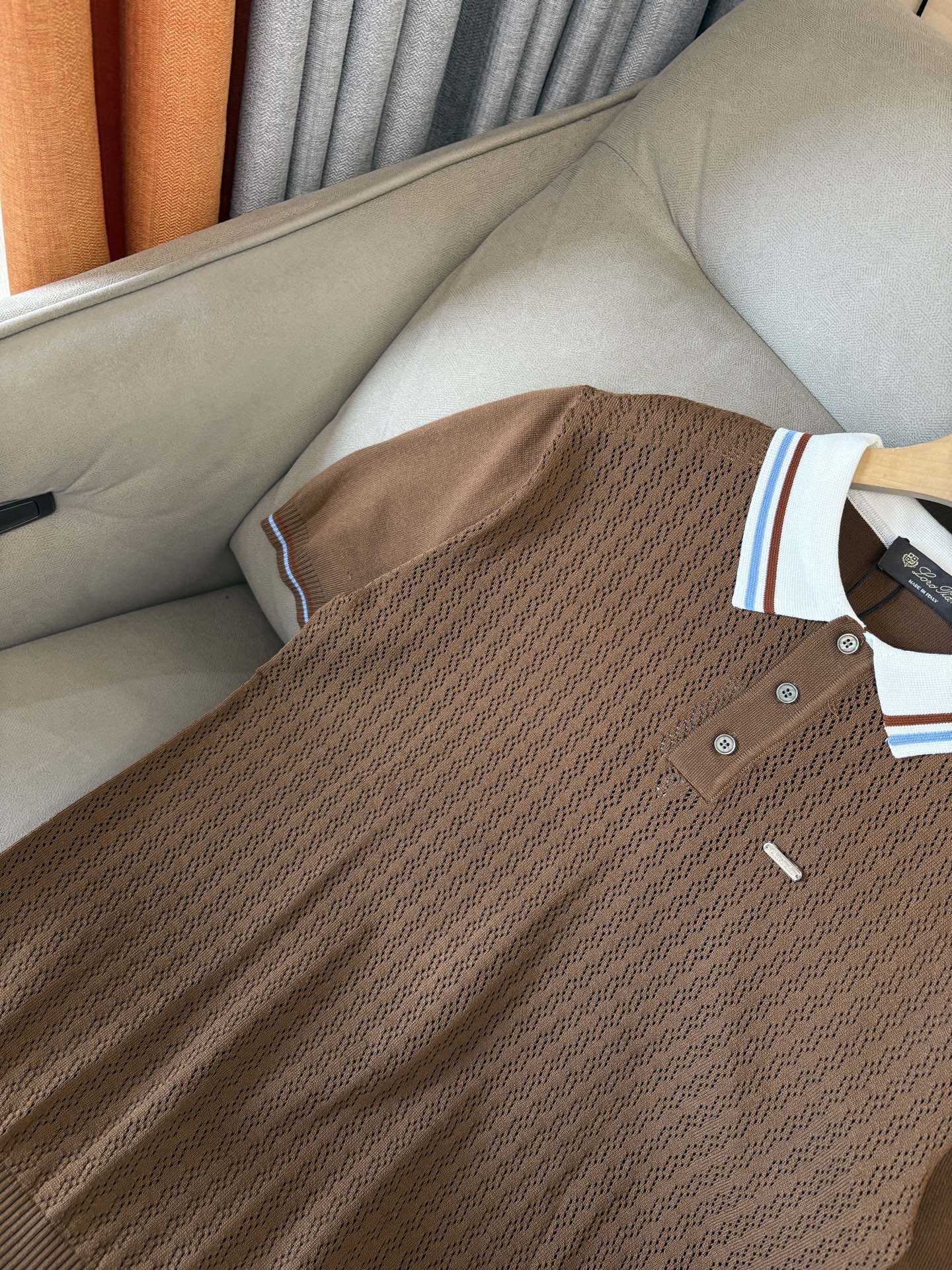 耗时王”菱形提花设计甄选超细优质纱线翻领短袖男士典藏款「耗时王」圆领奢雅工艺，触肤即高阶。• 匠心底蕴：