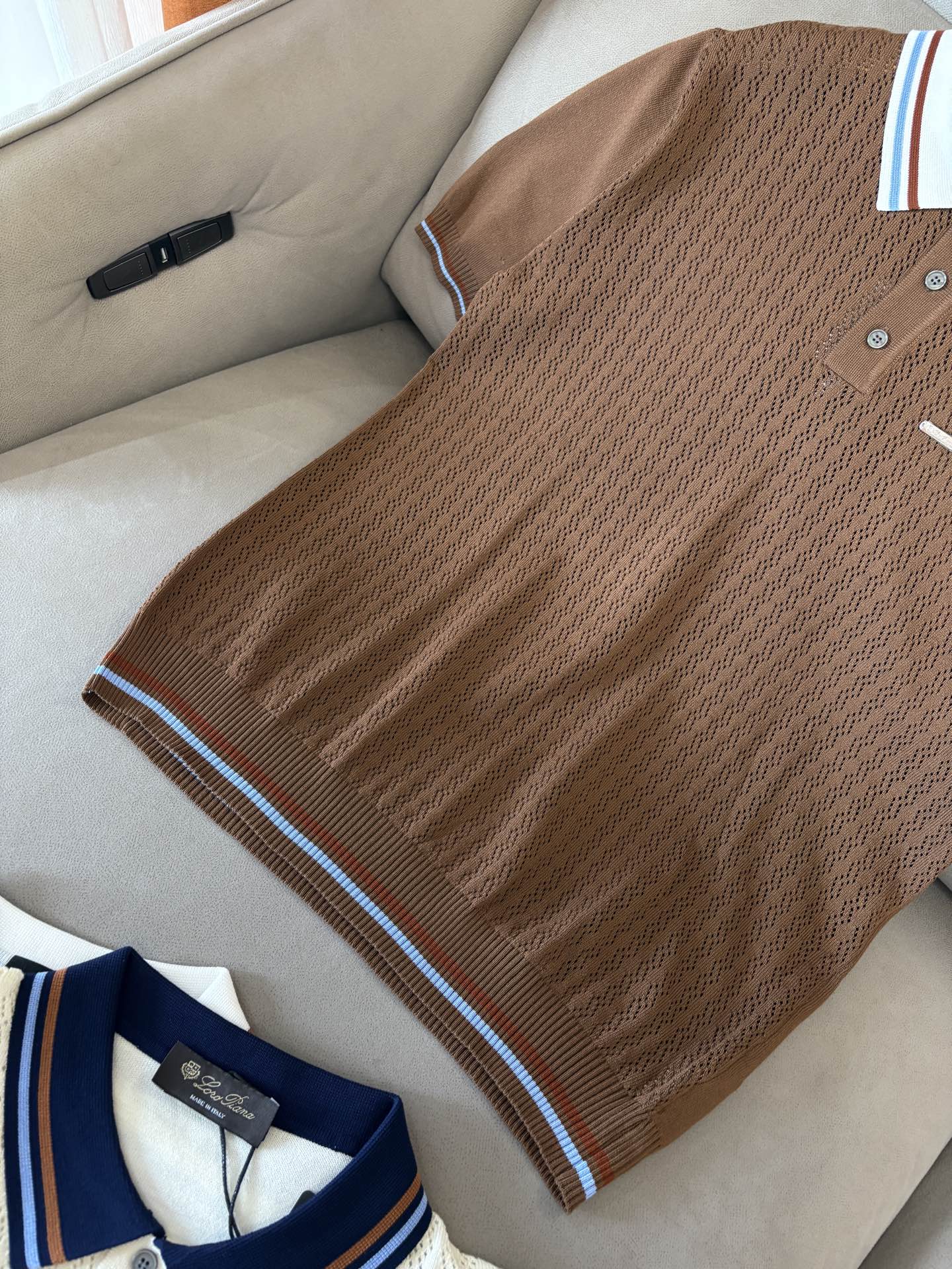 耗时王”菱形提花设计甄选超细优质纱线翻领短袖男士典藏款「耗时王」圆领奢雅工艺，触肤即高阶。• 匠心底蕴：