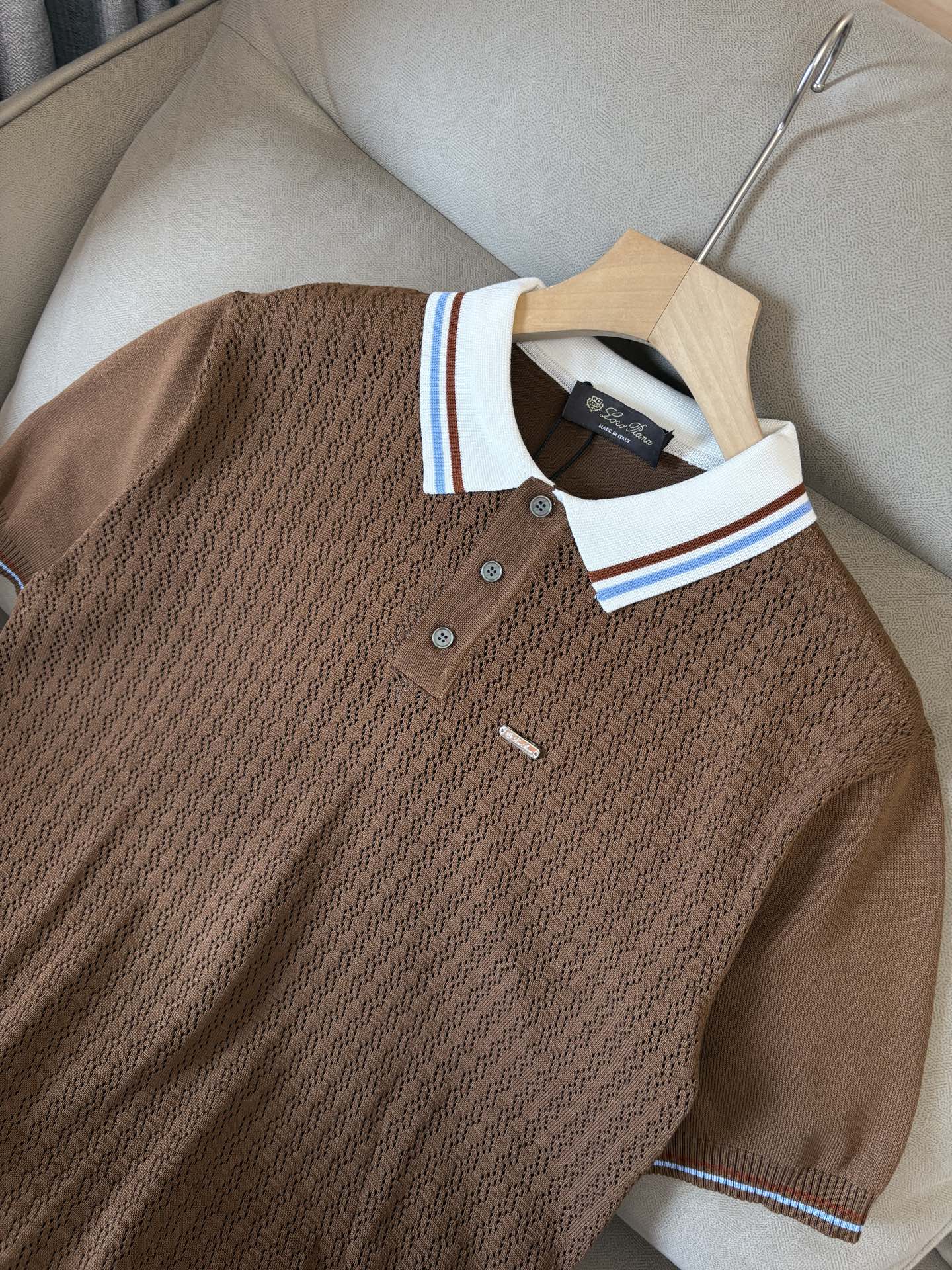 耗时王”菱形提花设计甄选超细优质纱线翻领短袖男士典藏款「耗时王」圆领奢雅工艺，触肤即高阶。• 匠心底蕴：