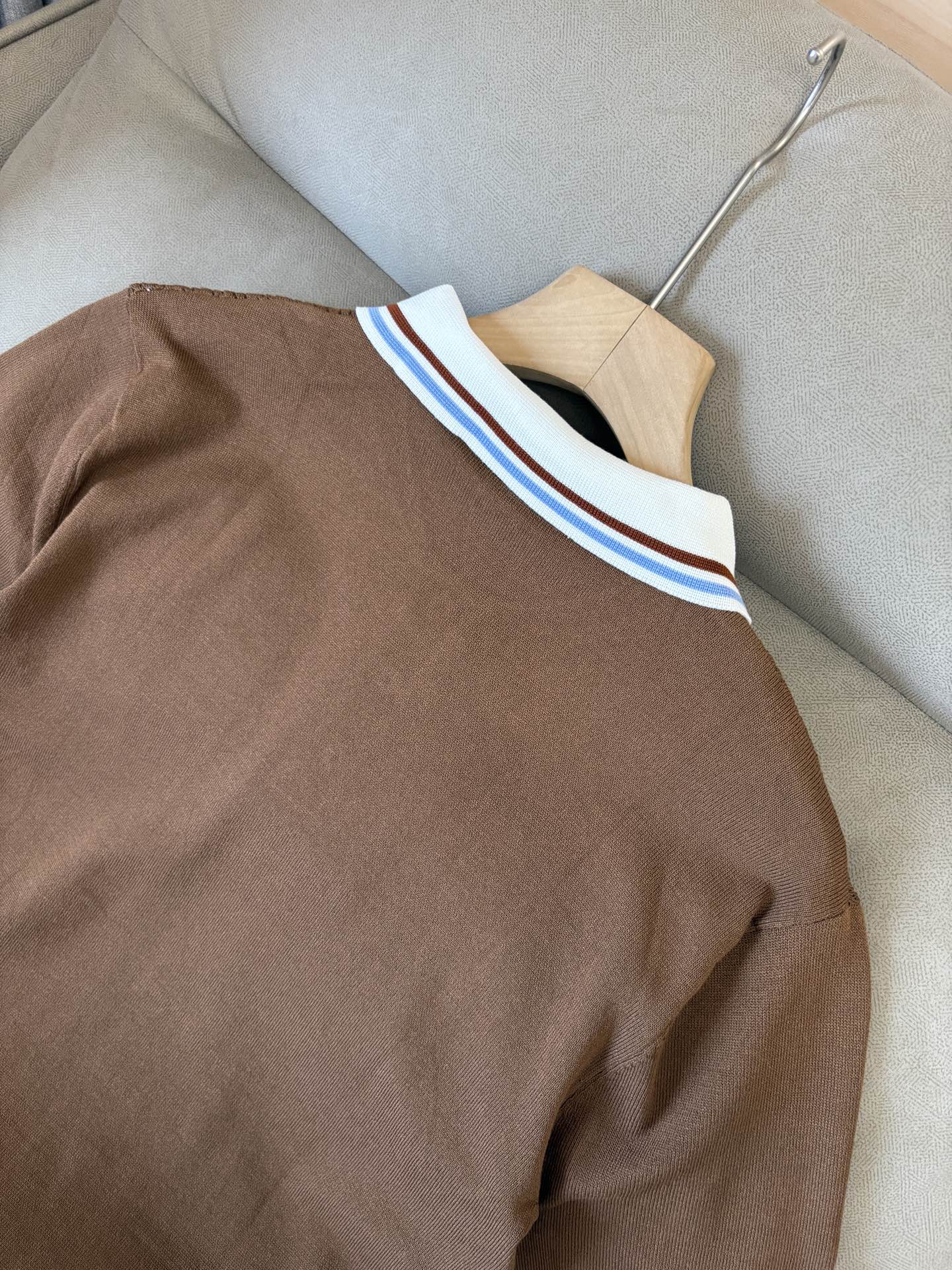 耗时王”菱形提花设计甄选超细优质纱线翻领短袖男士典藏款「耗时王」圆领奢雅工艺，触肤即高阶。• 匠心底蕴：