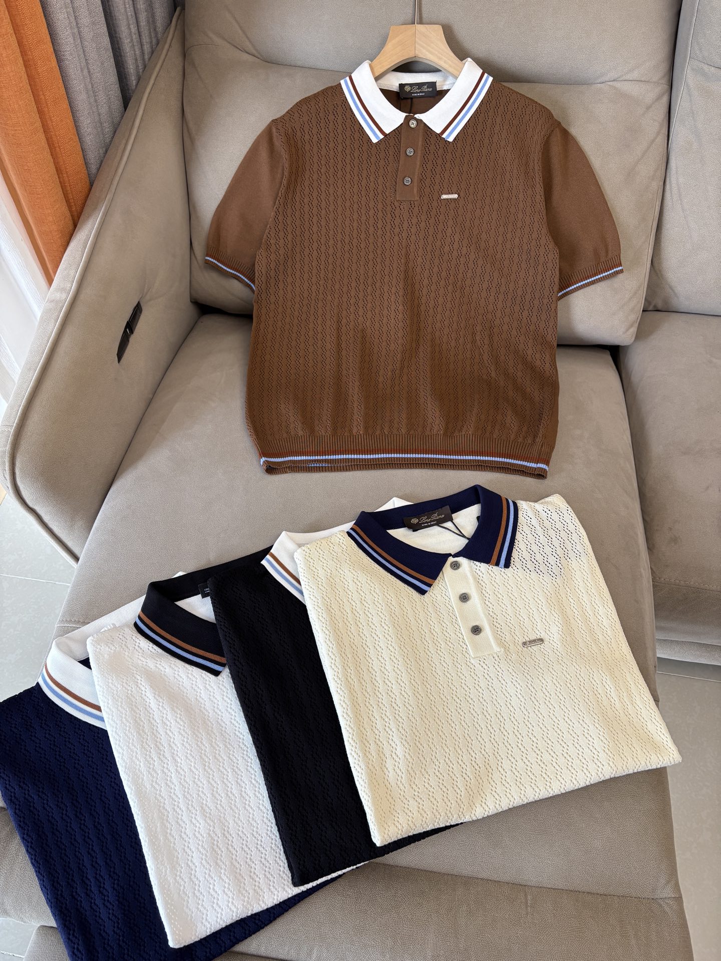 耗时王”菱形提花设计甄选超细优质纱线翻领短袖男士典藏款「耗时王」圆领奢雅工艺，触肤即高阶。• 匠心底蕴：