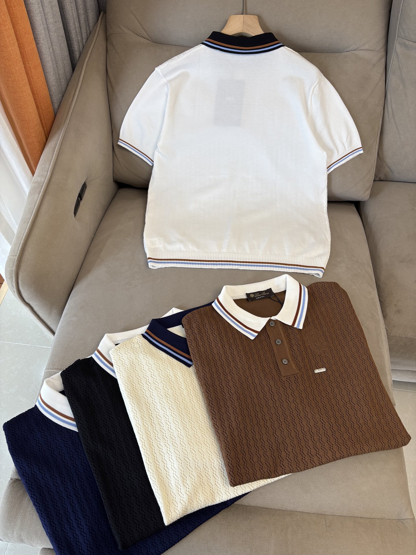 耗时王”菱形提花设计甄选超细优质纱线翻领短袖男士典藏款「耗时王」圆领奢雅工艺，触肤即高阶。• 匠心底蕴：