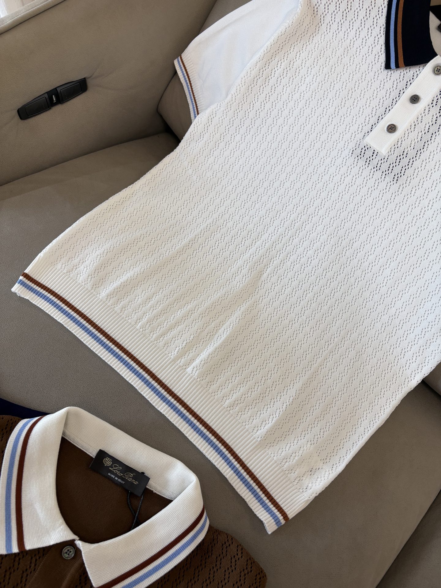 耗时王”菱形提花设计甄选超细优质纱线翻领短袖男士典藏款「耗时王」圆领奢雅工艺，触肤即高阶。• 匠心底蕴：