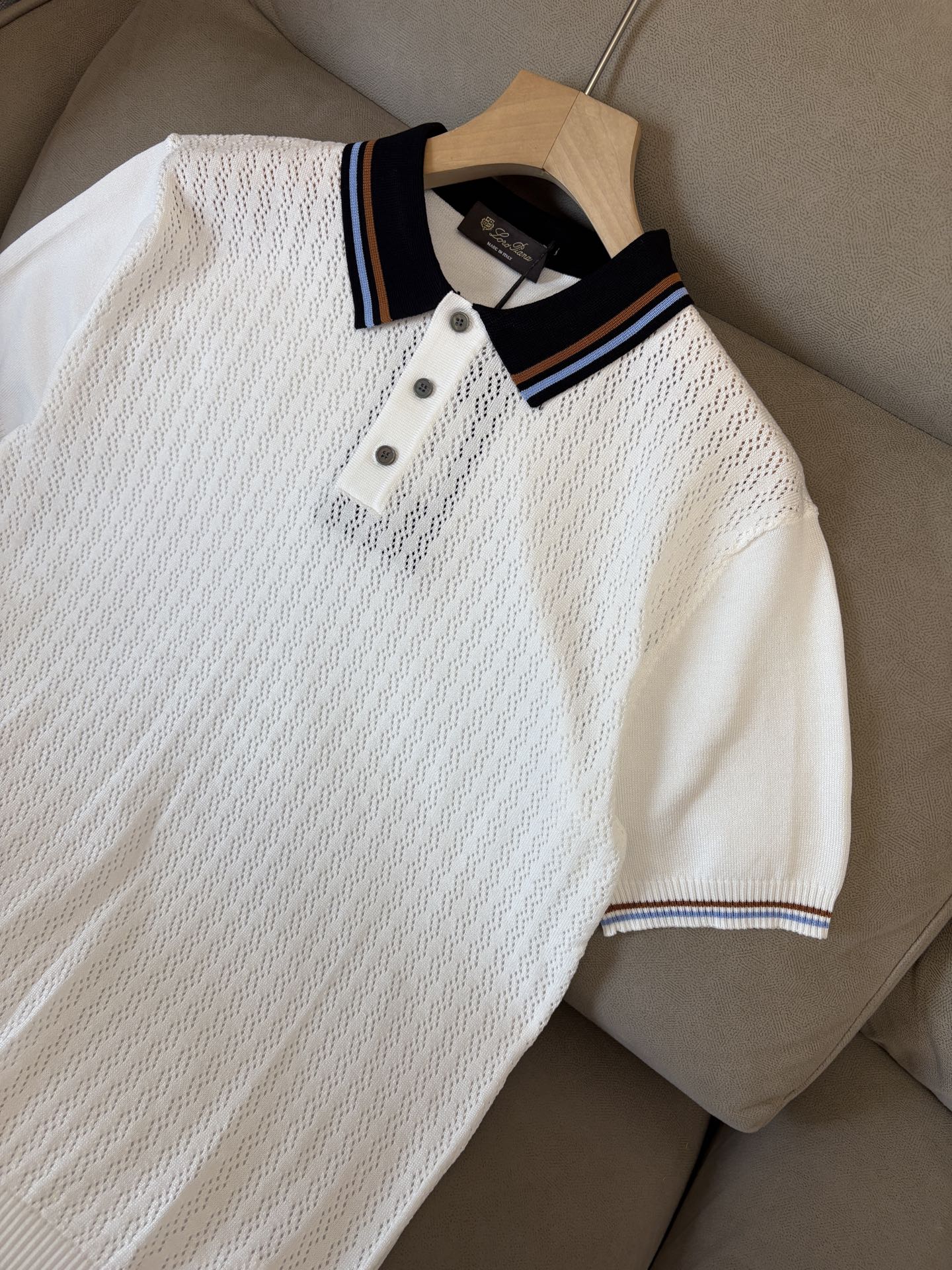 耗时王”菱形提花设计甄选超细优质纱线翻领短袖男士典藏款「耗时王」圆领奢雅工艺，触肤即高阶。• 匠心底蕴：