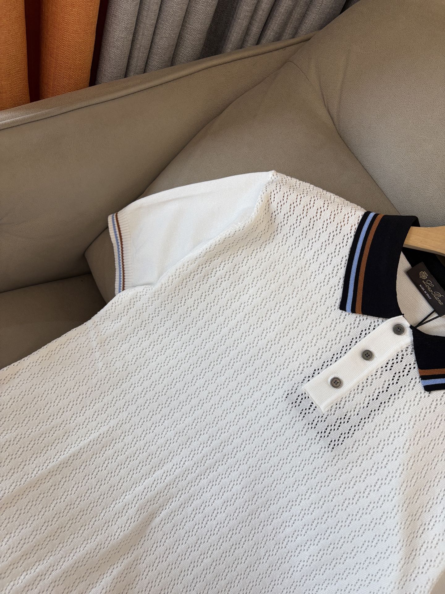 耗时王”菱形提花设计甄选超细优质纱线翻领短袖男士典藏款「耗时王」圆领奢雅工艺，触肤即高阶。• 匠心底蕴：