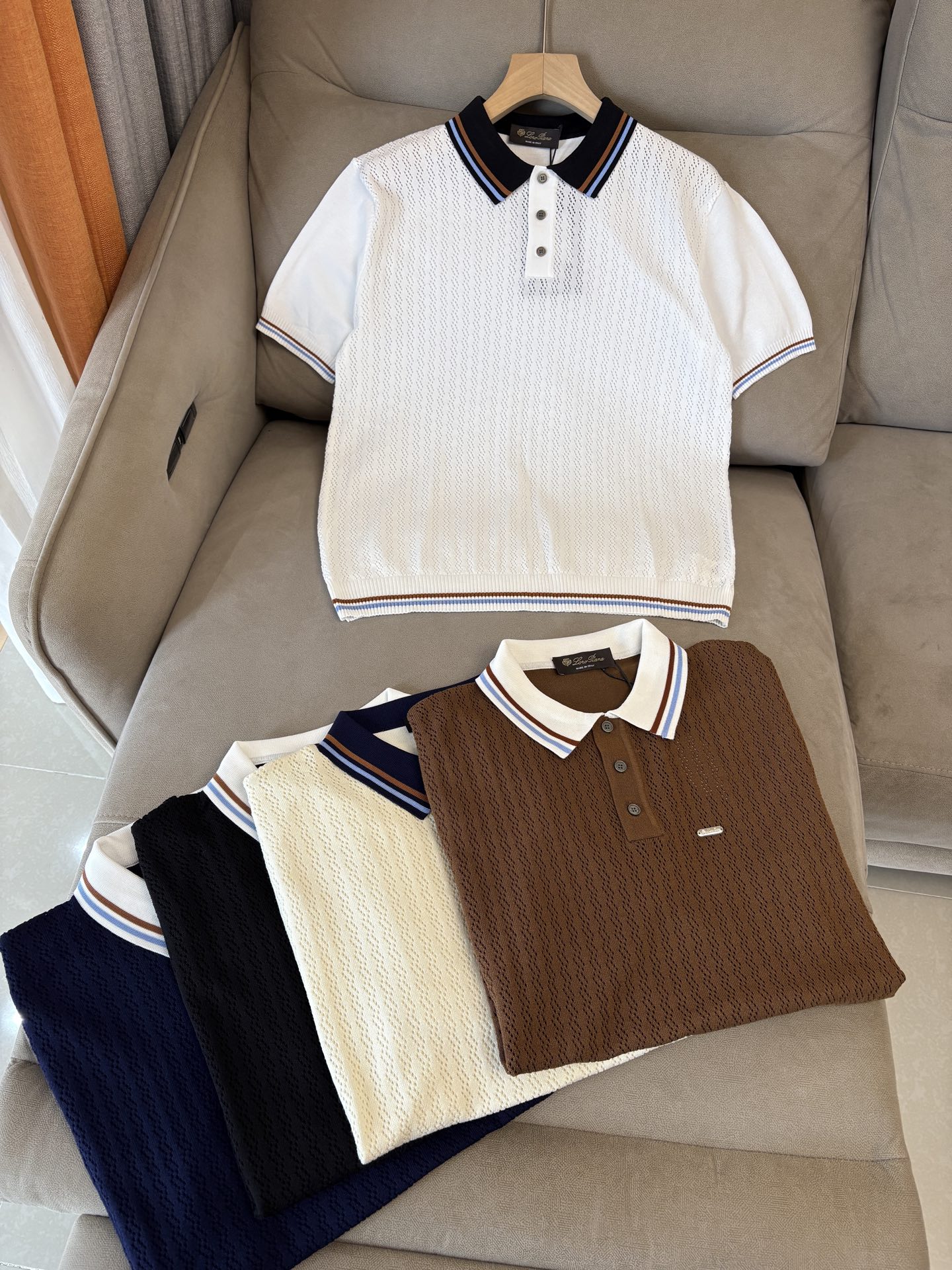 耗时王”菱形提花设计甄选超细优质纱线翻领短袖男士典藏款「耗时王」圆领奢雅工艺，触肤即高阶。• 匠心底蕴：