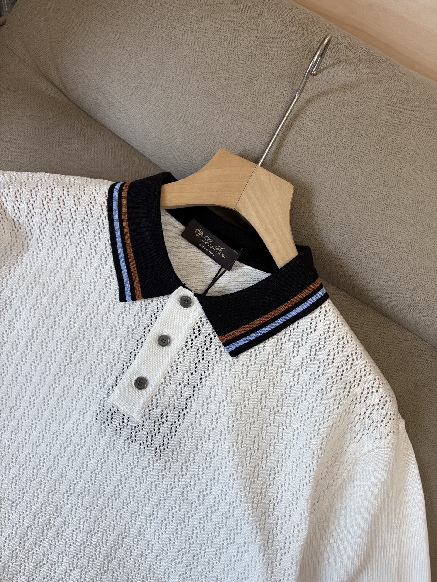 耗时王”菱形提花设计甄选超细优质纱线翻领短袖男士典藏款「耗时王」圆领奢雅工艺，触肤即高阶。• 匠心底蕴：