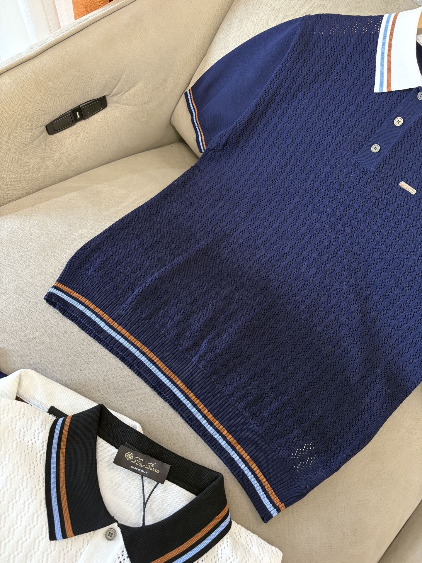 耗时王”菱形提花设计甄选超细优质纱线翻领短袖男士典藏款「耗时王」圆领奢雅工艺，触肤即高阶。• 匠心底蕴：