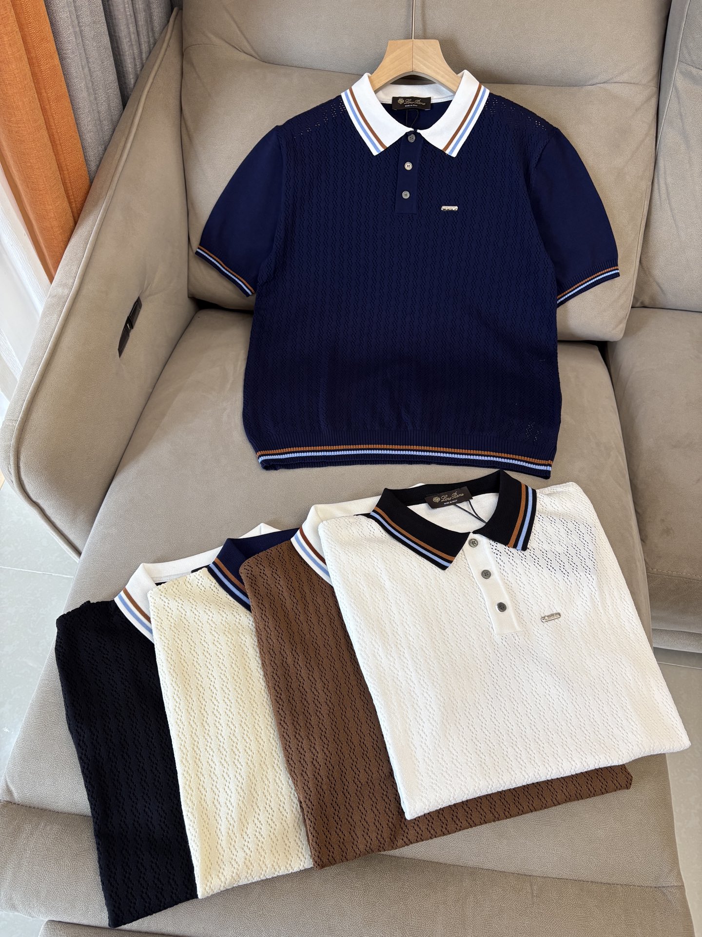 耗时王”菱形提花设计甄选超细优质纱线翻领短袖男士典藏款「耗时王」圆领奢雅工艺，触肤即高阶。• 匠心底蕴：