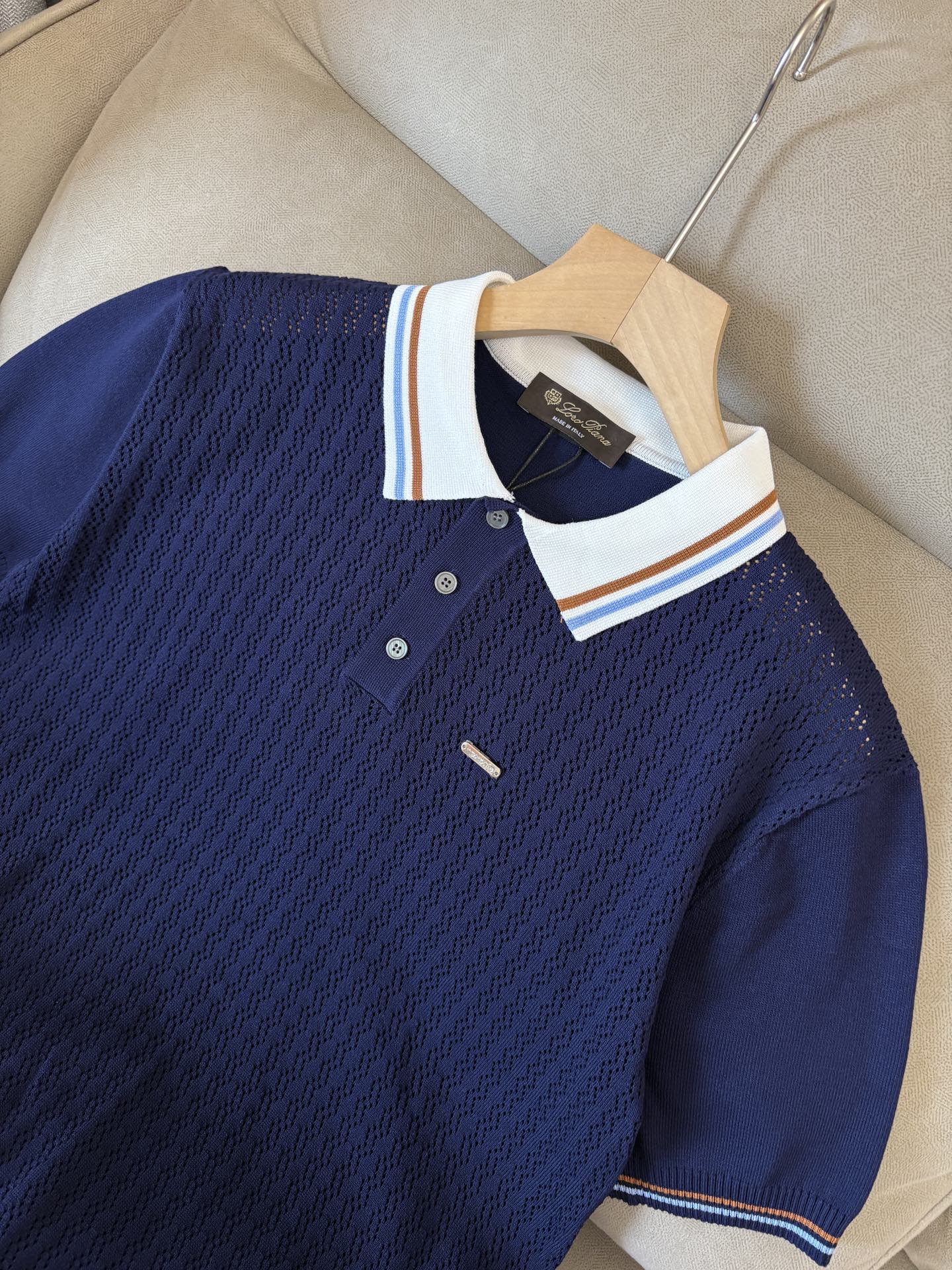 耗时王”菱形提花设计甄选超细优质纱线翻领短袖男士典藏款「耗时王」圆领奢雅工艺，触肤即高阶。• 匠心底蕴：