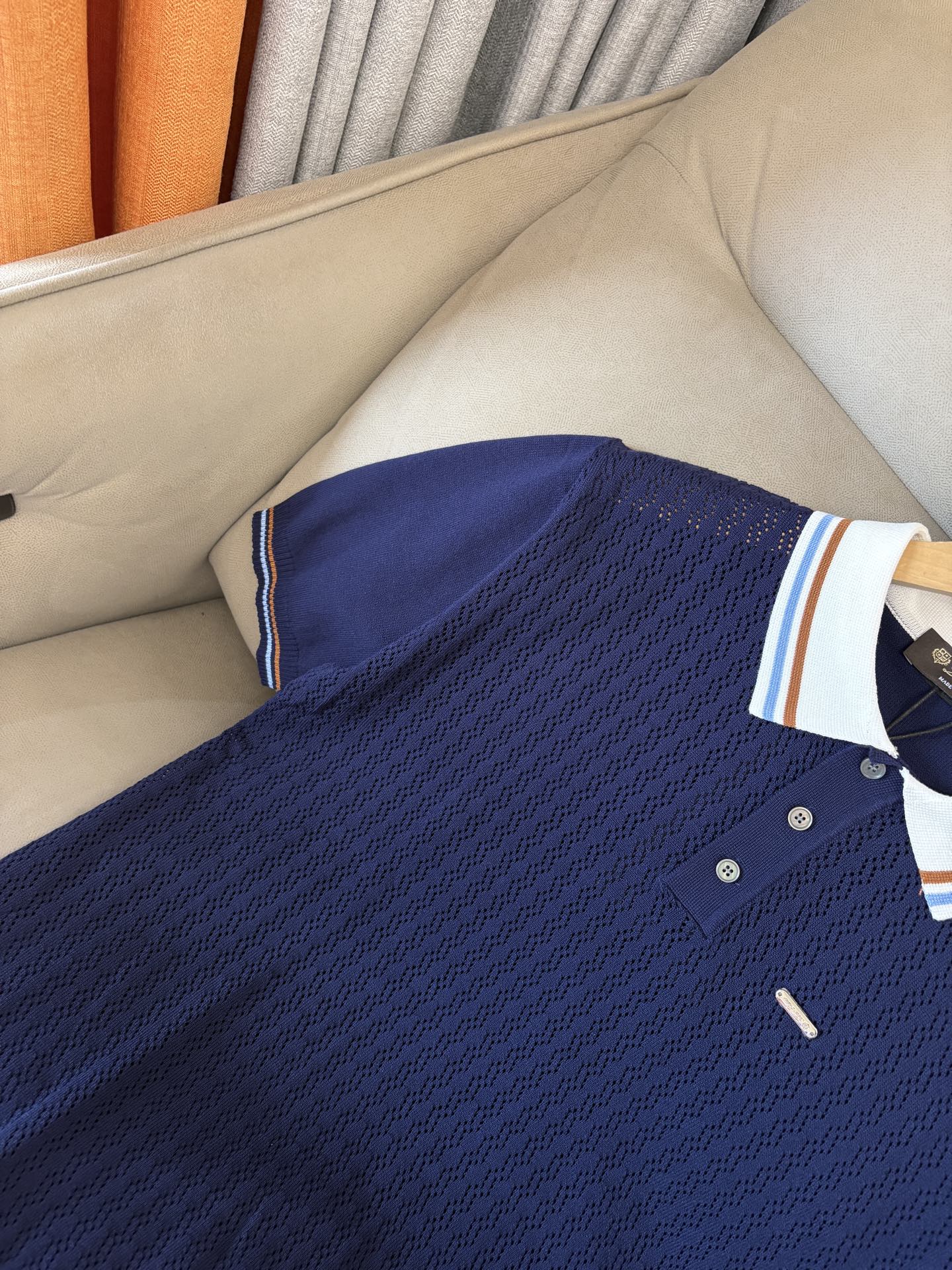 耗时王”菱形提花设计甄选超细优质纱线翻领短袖男士典藏款「耗时王」圆领奢雅工艺，触肤即高阶。• 匠心底蕴：