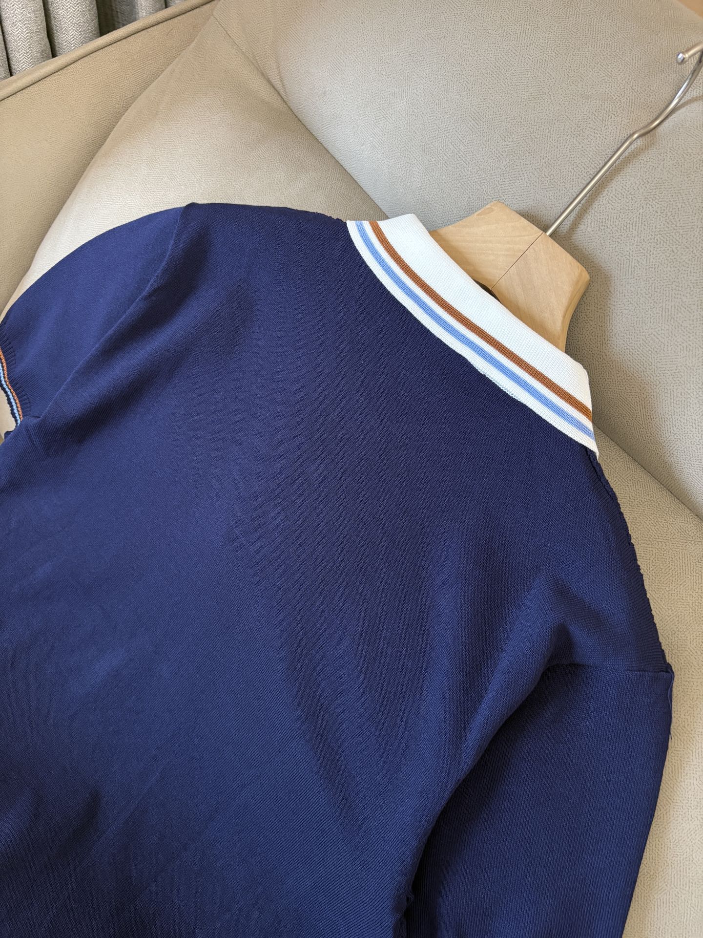 耗时王”菱形提花设计甄选超细优质纱线翻领短袖男士典藏款「耗时王」圆领奢雅工艺，触肤即高阶。• 匠心底蕴：