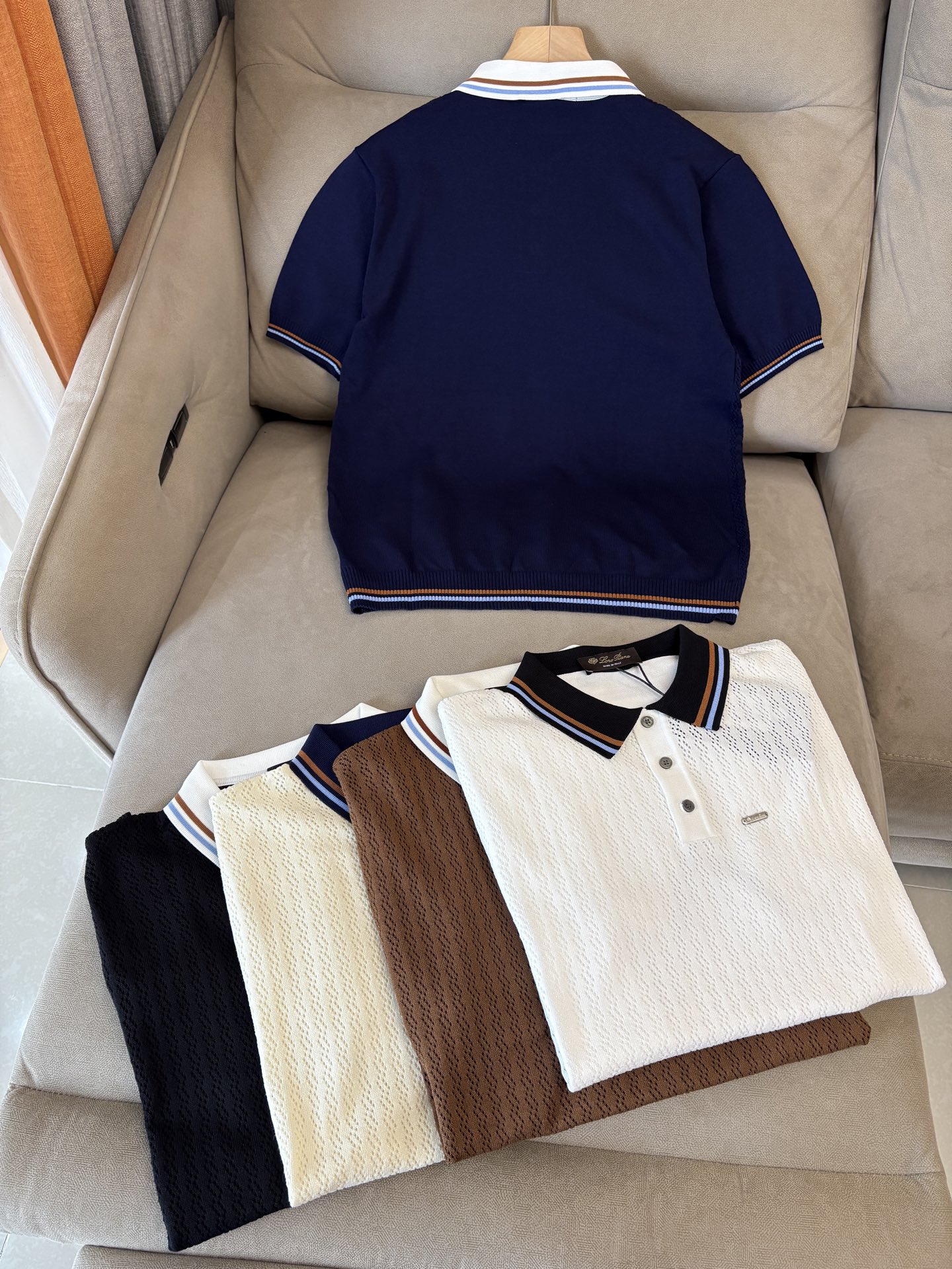 耗时王”菱形提花设计甄选超细优质纱线翻领短袖男士典藏款「耗时王」圆领奢雅工艺，触肤即高阶。• 匠心底蕴：