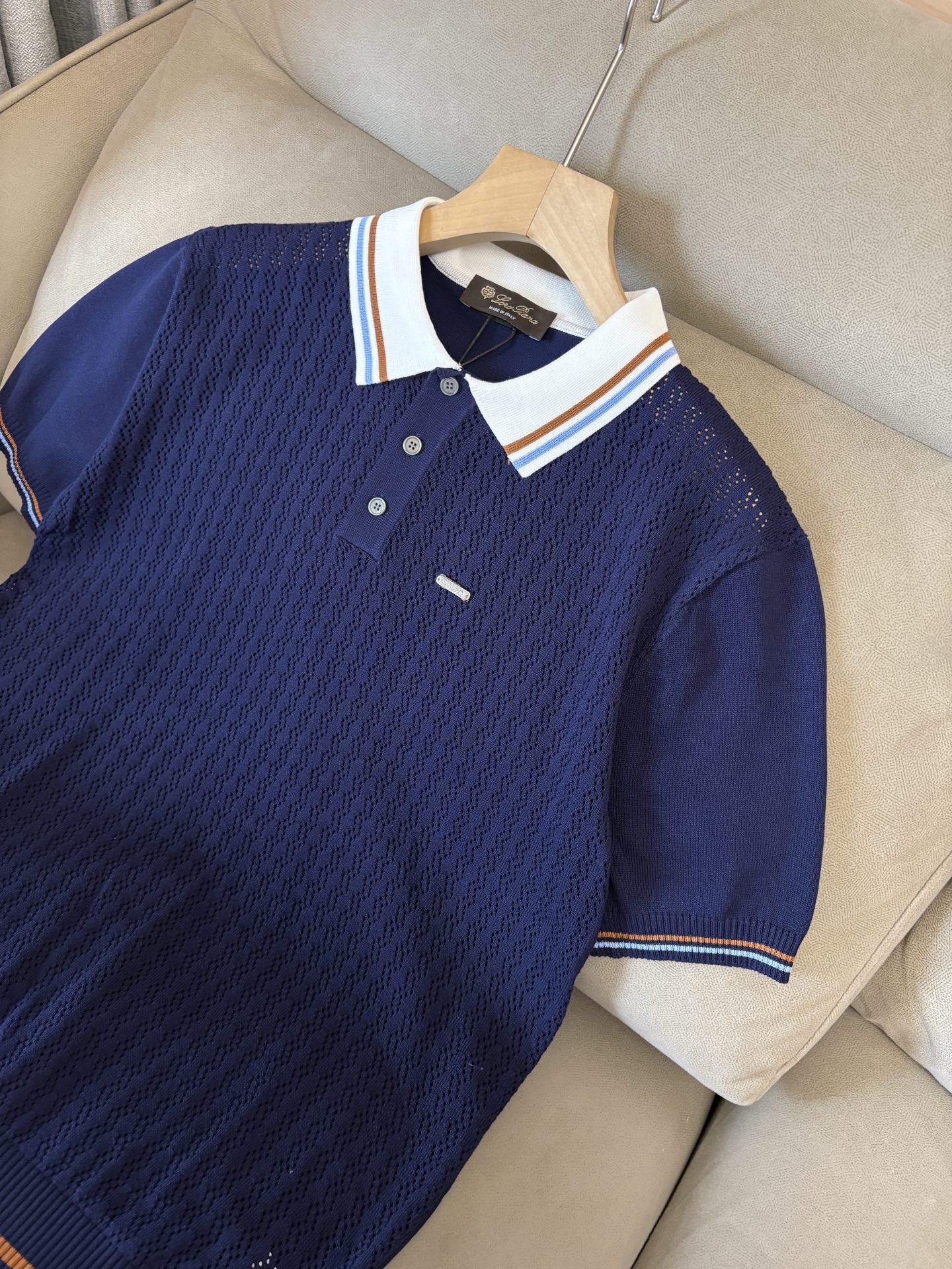 耗时王”菱形提花设计甄选超细优质纱线翻领短袖男士典藏款「耗时王」圆领奢雅工艺，触肤即高阶。• 匠心底蕴：