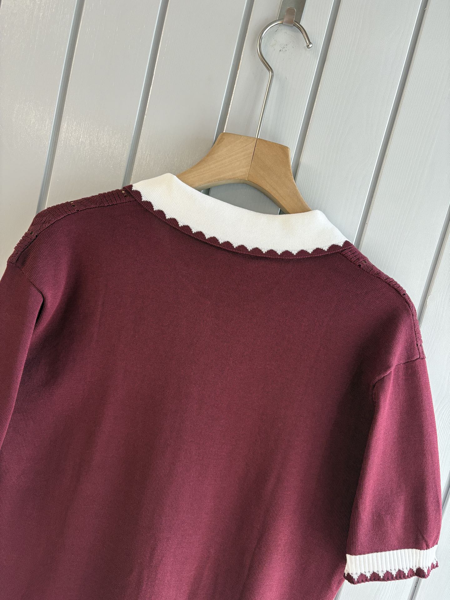 耗时王”菱形提花设计甄选超细优质纱线翻领短袖男士典藏款「耗时王」圆领奢雅工艺，触肤即高阶。• 匠心底蕴：