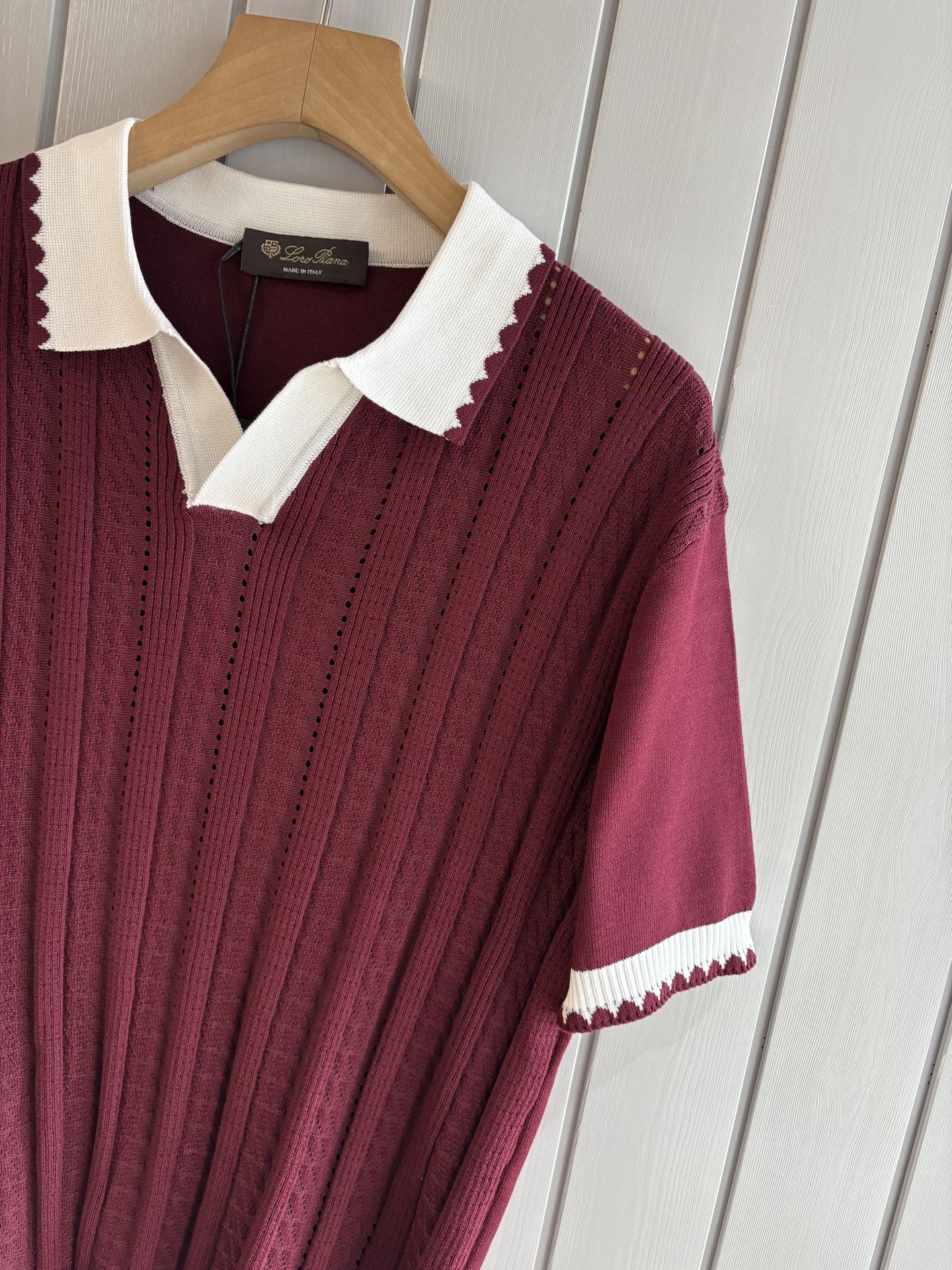 耗时王”菱形提花设计甄选超细优质纱线翻领短袖男士典藏款「耗时王」圆领奢雅工艺，触肤即高阶。• 匠心底蕴：