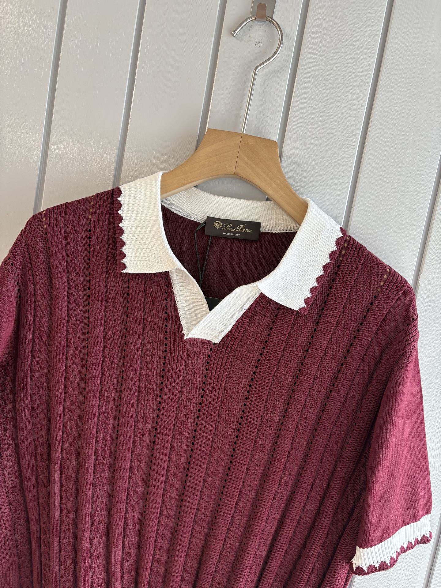 耗时王”菱形提花设计甄选超细优质纱线翻领短袖男士典藏款「耗时王」圆领奢雅工艺，触肤即高阶。• 匠心底蕴：