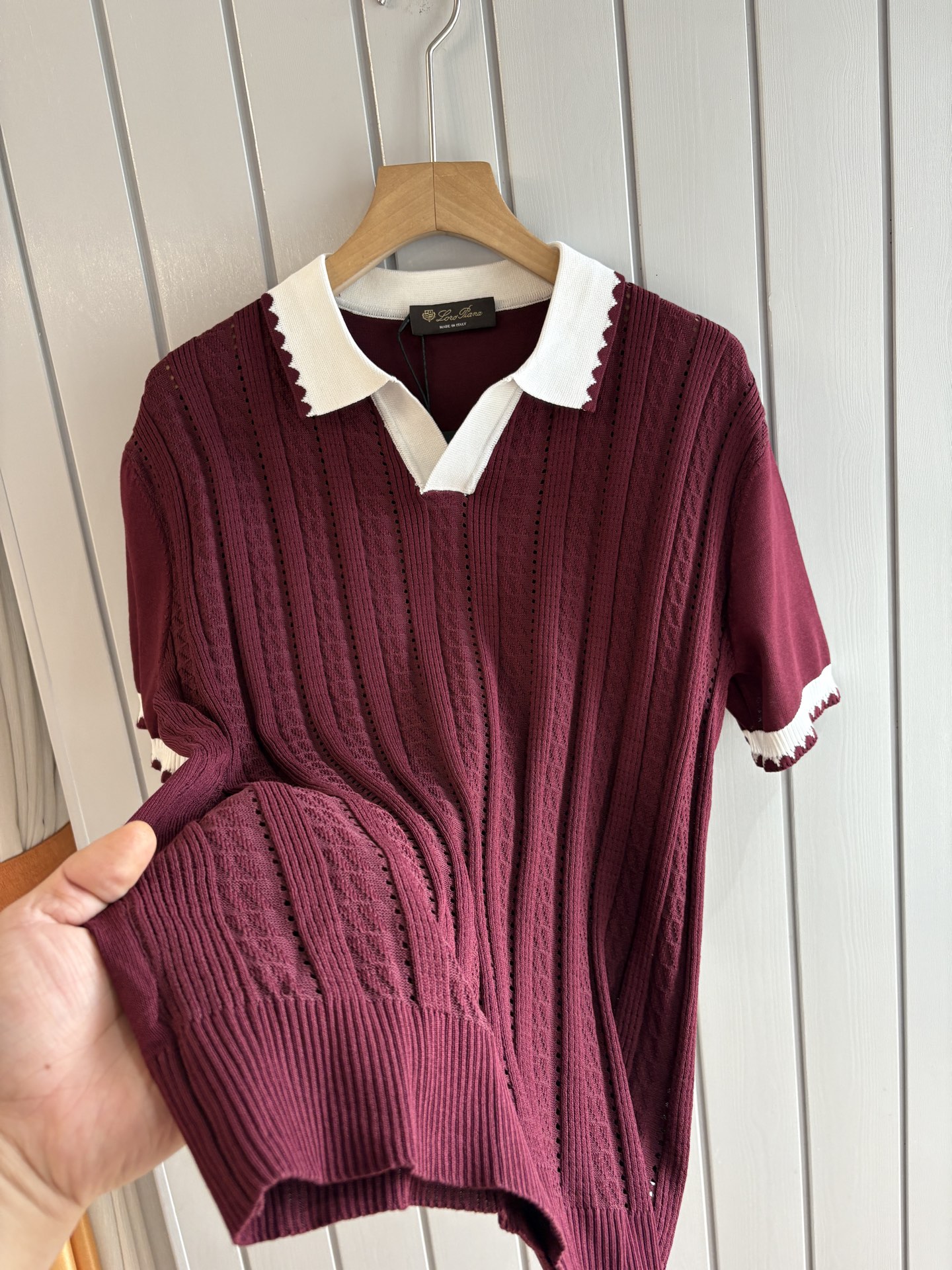 耗时王”菱形提花设计甄选超细优质纱线翻领短袖男士典藏款「耗时王」圆领奢雅工艺，触肤即高阶。• 匠心底蕴：