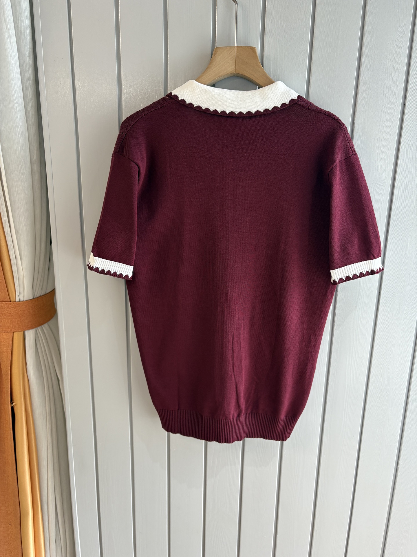 耗时王”菱形提花设计甄选超细优质纱线翻领短袖男士典藏款「耗时王」圆领奢雅工艺，触肤即高阶。• 匠心底蕴：