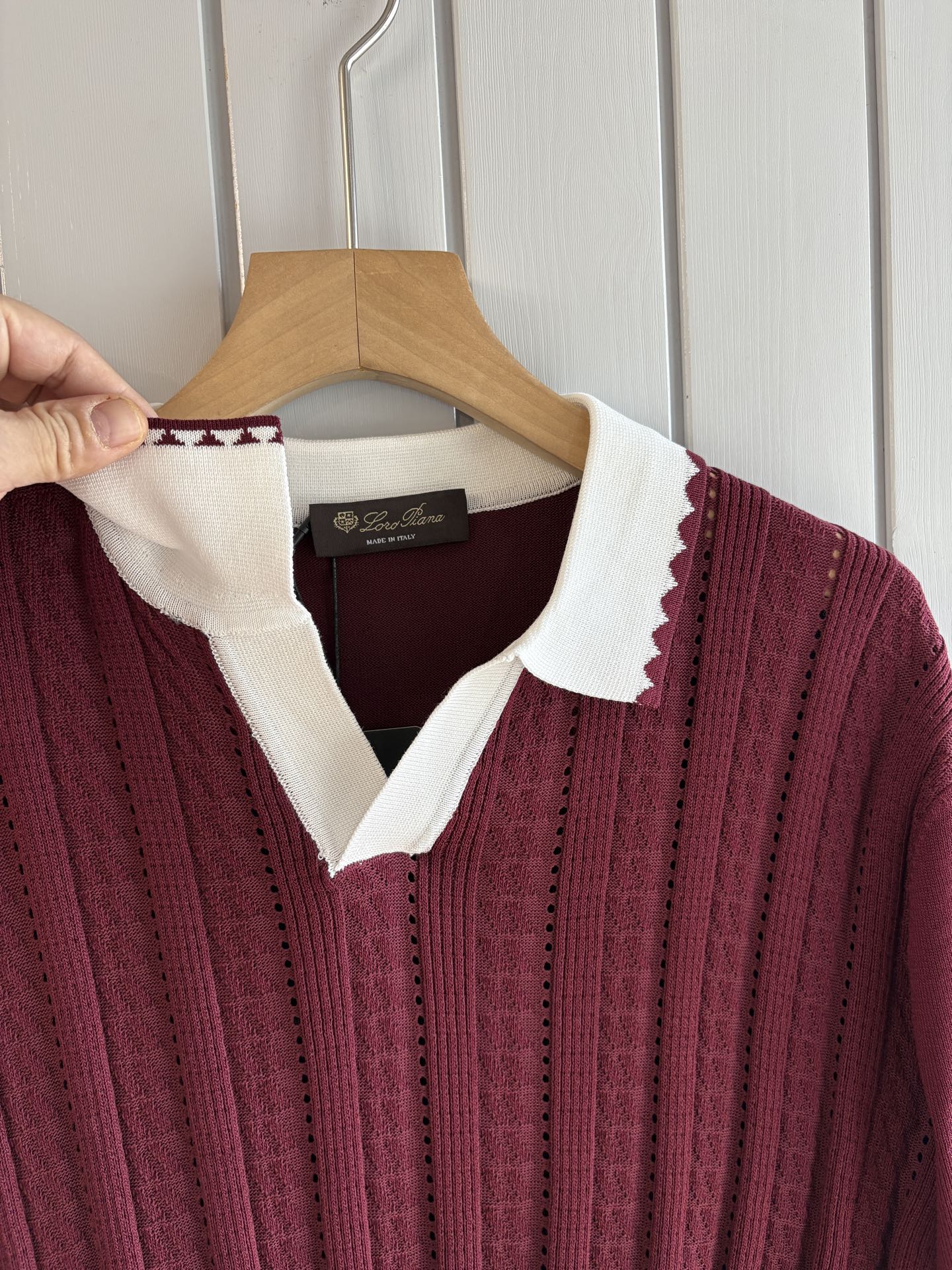 耗时王”菱形提花设计甄选超细优质纱线翻领短袖男士典藏款「耗时王」圆领奢雅工艺，触肤即高阶。• 匠心底蕴：