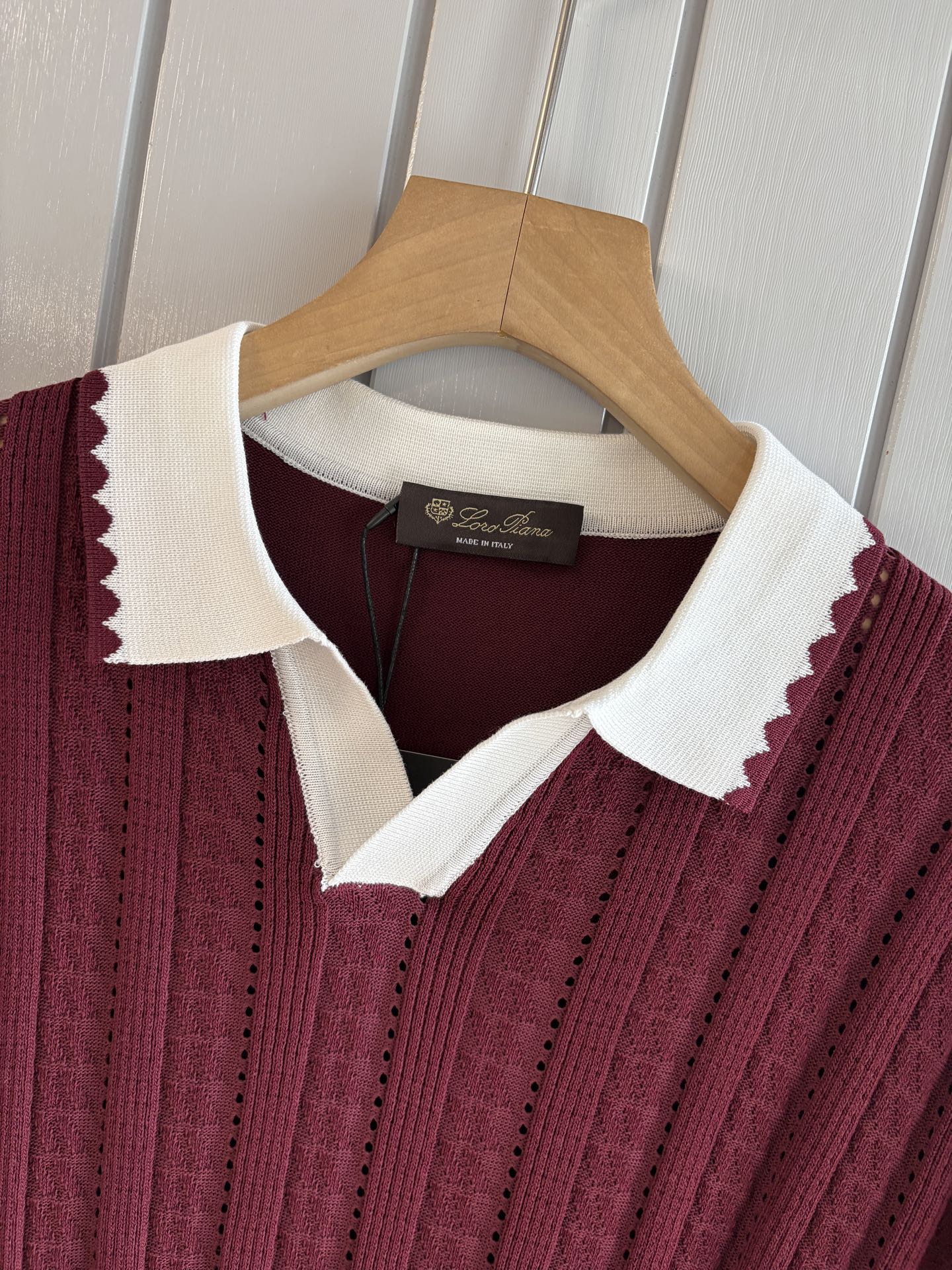 耗时王”菱形提花设计甄选超细优质纱线翻领短袖男士典藏款「耗时王」圆领奢雅工艺，触肤即高阶。• 匠心底蕴：