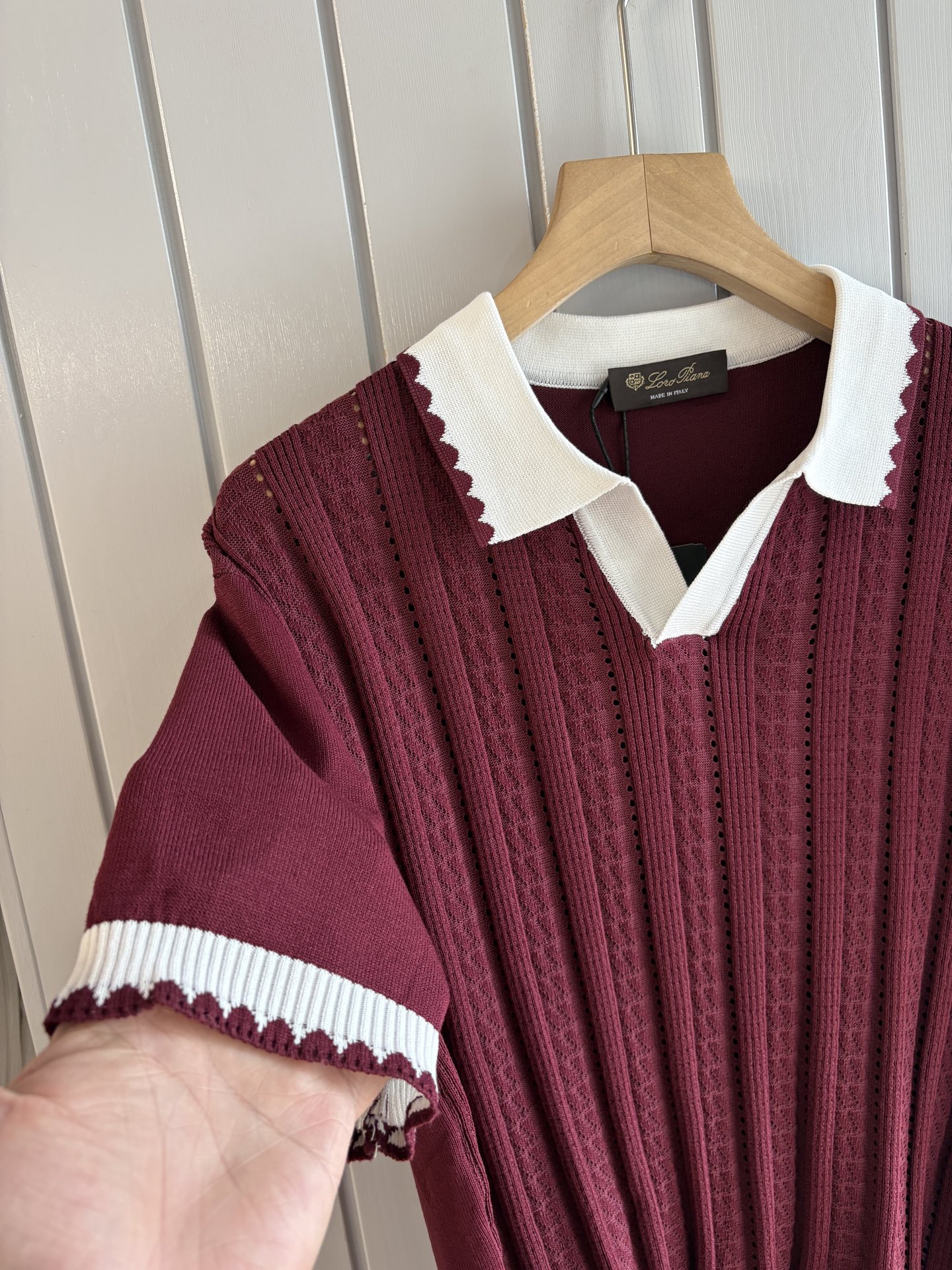 耗时王”菱形提花设计甄选超细优质纱线翻领短袖男士典藏款「耗时王」圆领奢雅工艺，触肤即高阶。• 匠心底蕴：