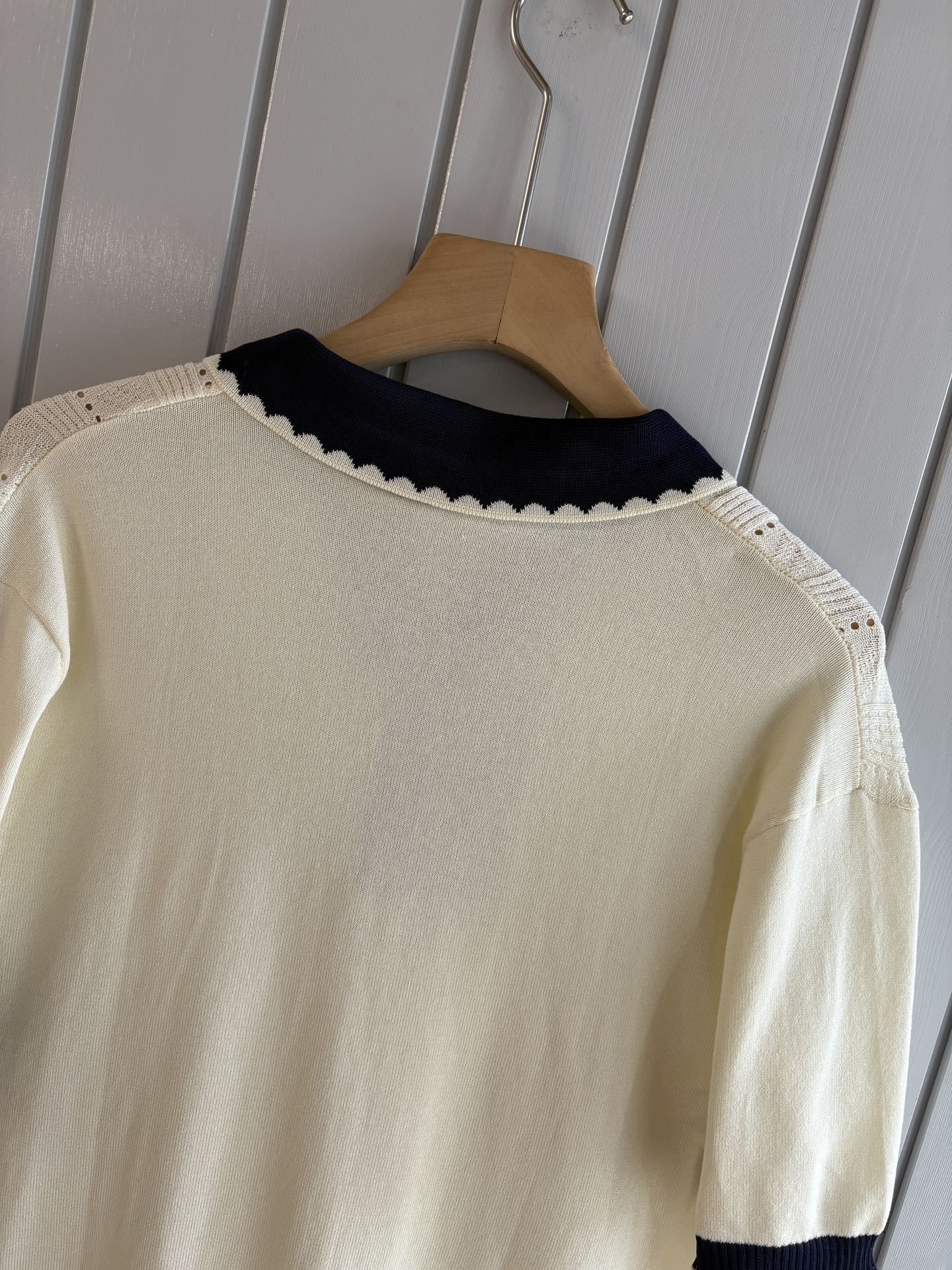 耗时王”菱形提花设计甄选超细优质纱线翻领短袖男士典藏款「耗时王」圆领奢雅工艺，触肤即高阶。• 匠心底蕴：