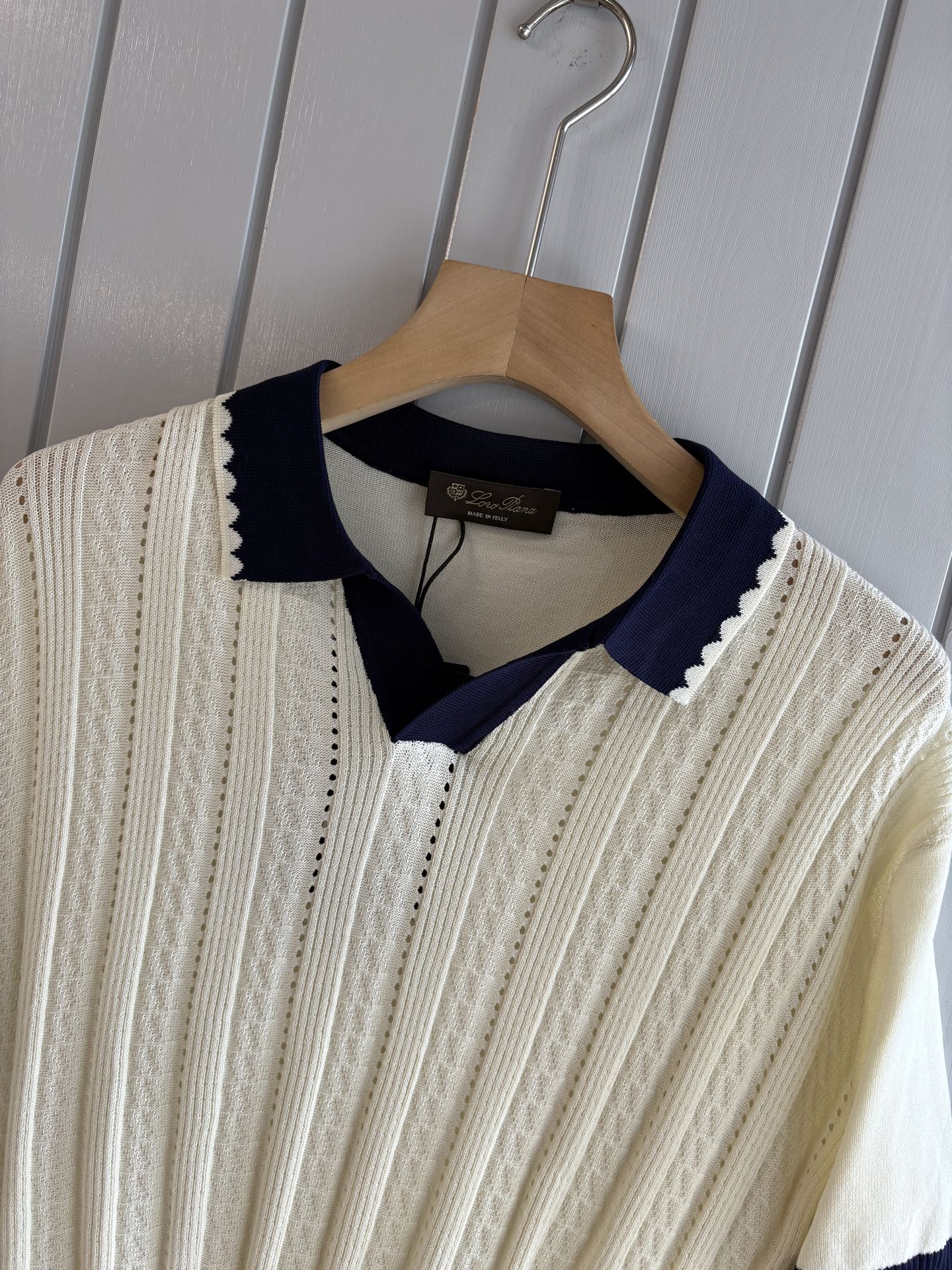 耗时王”菱形提花设计甄选超细优质纱线翻领短袖男士典藏款「耗时王」圆领奢雅工艺，触肤即高阶。• 匠心底蕴：