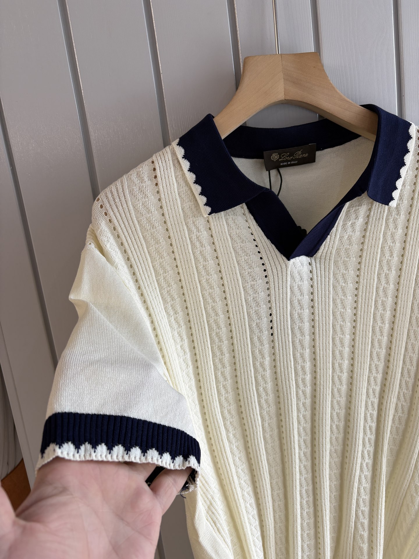 耗时王”菱形提花设计甄选超细优质纱线翻领短袖男士典藏款「耗时王」圆领奢雅工艺，触肤即高阶。• 匠心底蕴：