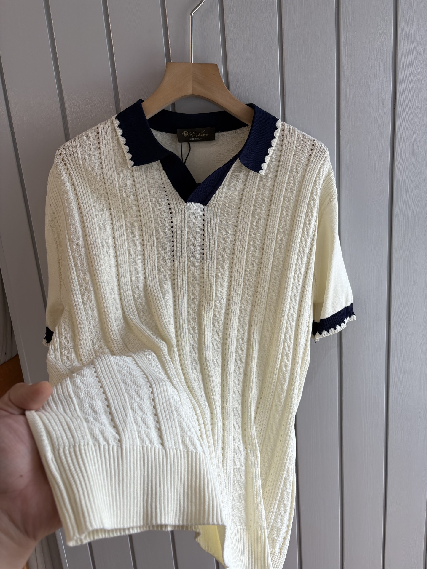 耗时王”菱形提花设计甄选超细优质纱线翻领短袖男士典藏款「耗时王」圆领奢雅工艺，触肤即高阶。• 匠心底蕴：