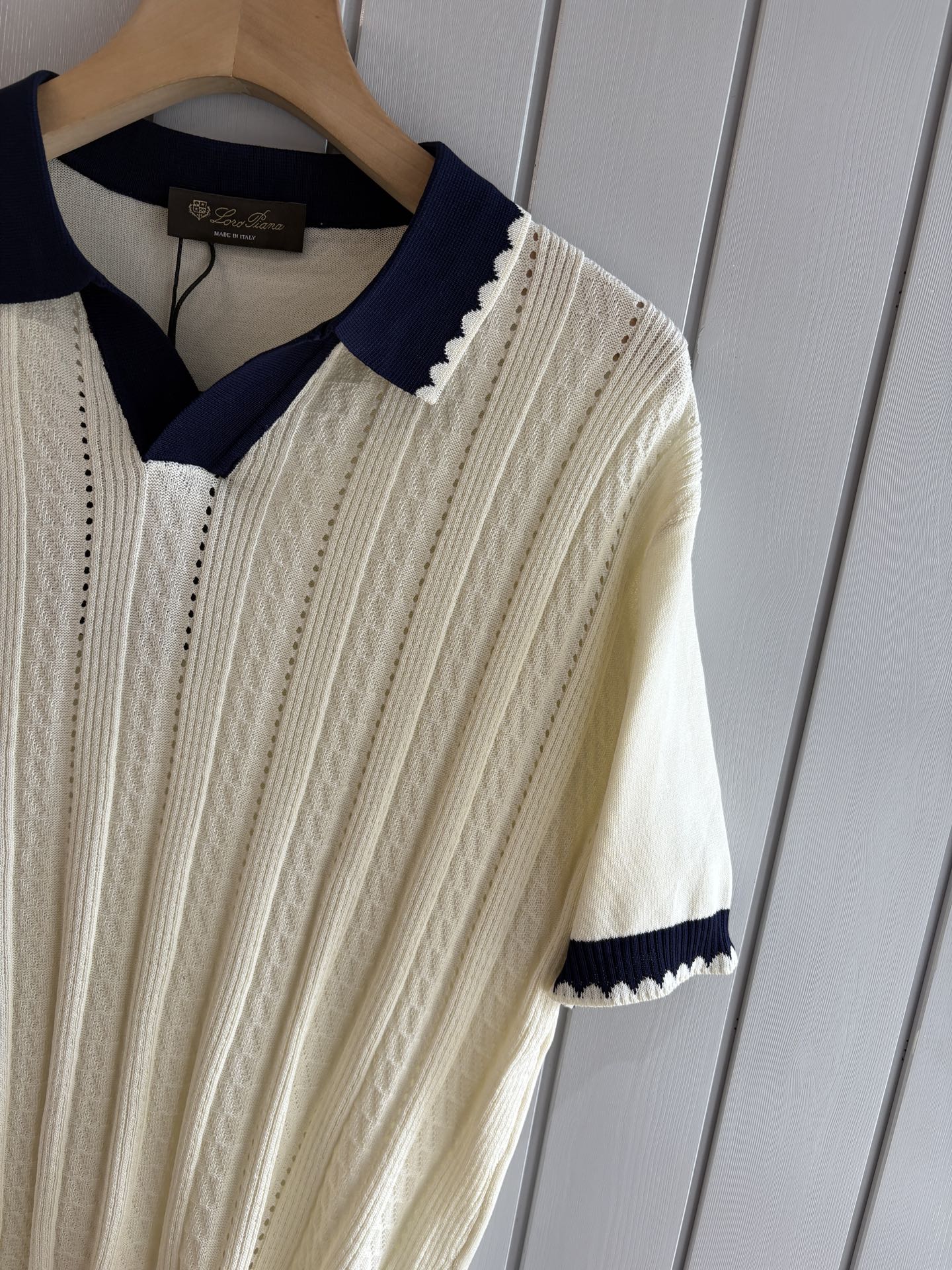 耗时王”菱形提花设计甄选超细优质纱线翻领短袖男士典藏款「耗时王」圆领奢雅工艺，触肤即高阶。• 匠心底蕴：