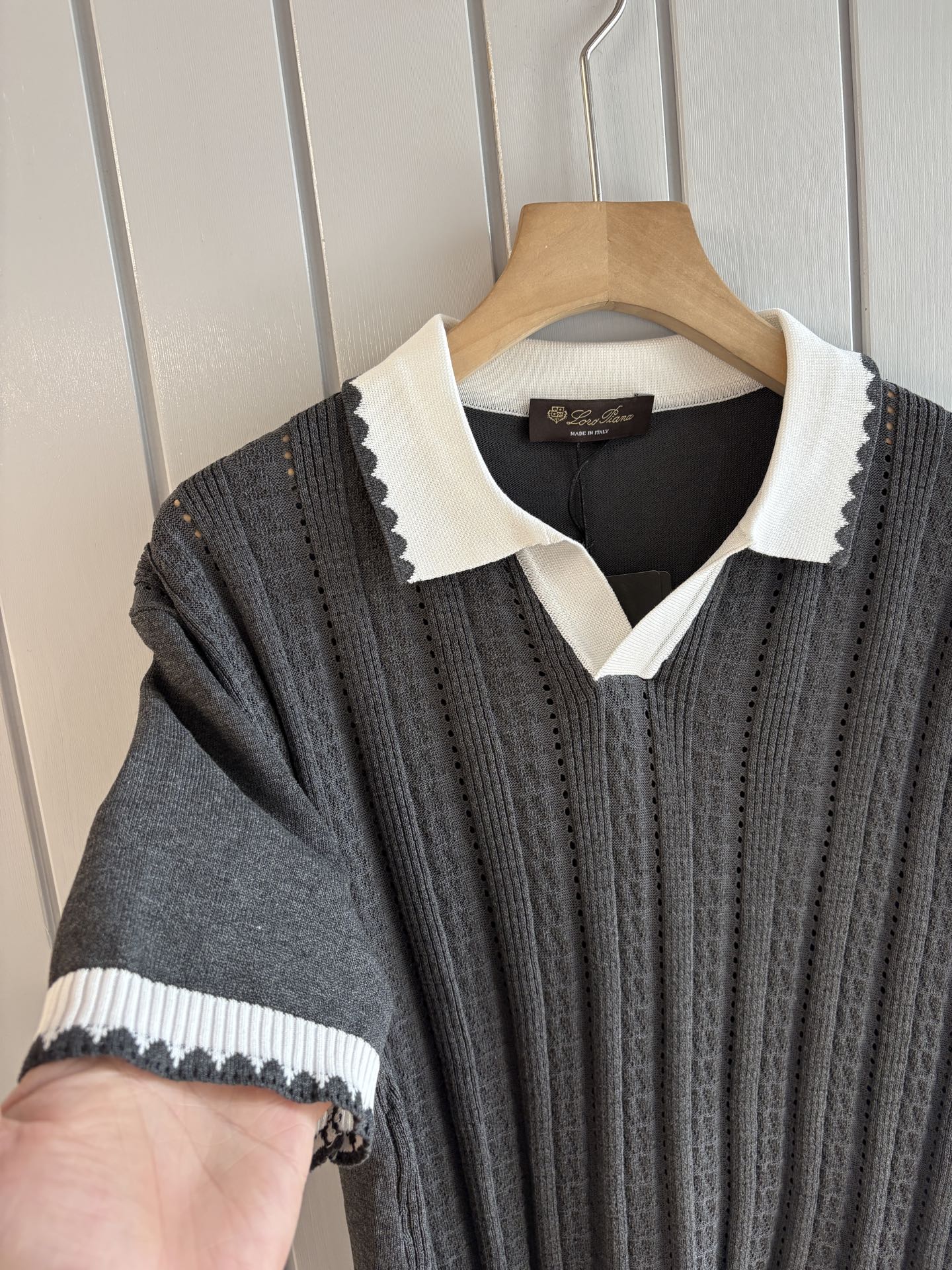 耗时王”菱形提花设计甄选超细优质纱线翻领短袖男士典藏款「耗时王」圆领奢雅工艺，触肤即高阶。• 匠心底蕴：