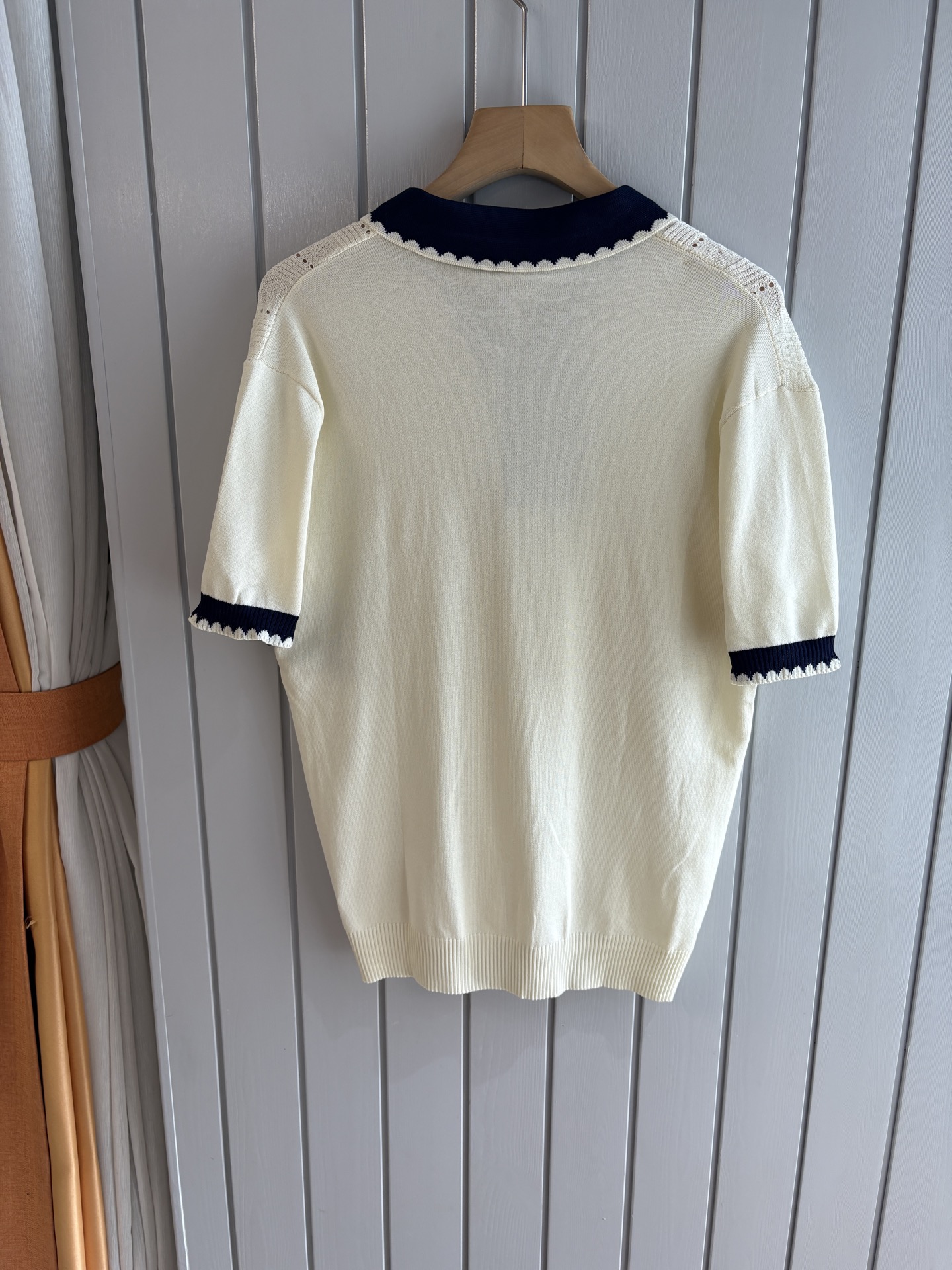 耗时王”菱形提花设计甄选超细优质纱线翻领短袖男士典藏款「耗时王」圆领奢雅工艺，触肤即高阶。• 匠心底蕴：