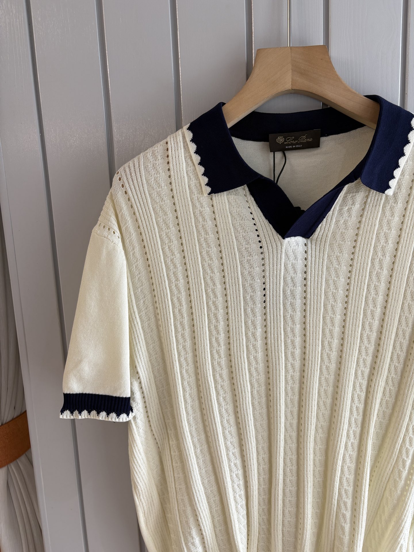 耗时王”菱形提花设计甄选超细优质纱线翻领短袖男士典藏款「耗时王」圆领奢雅工艺，触肤即高阶。• 匠心底蕴：