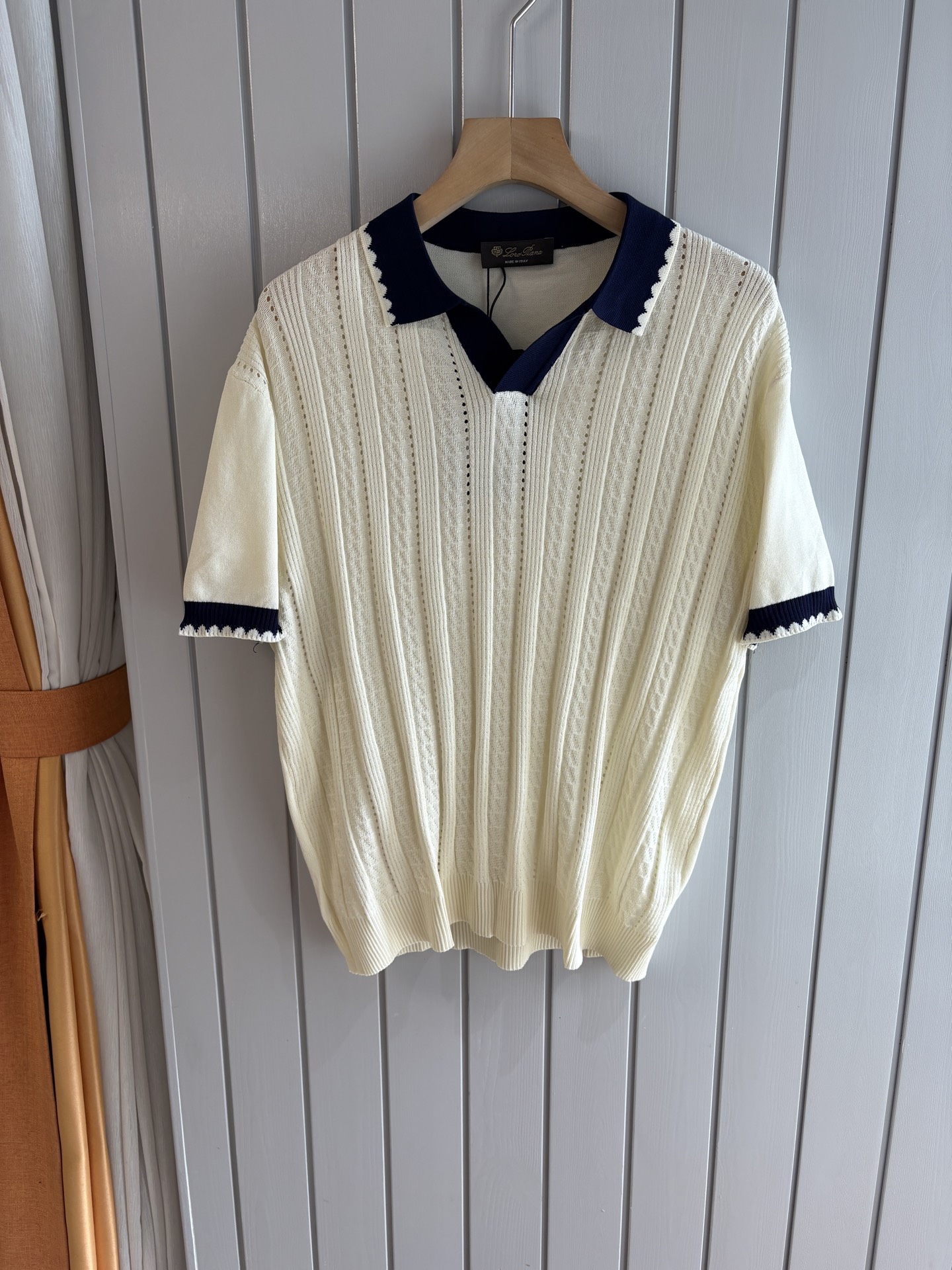 耗时王”菱形提花设计甄选超细优质纱线翻领短袖男士典藏款「耗时王」圆领奢雅工艺，触肤即高阶。• 匠心底蕴：