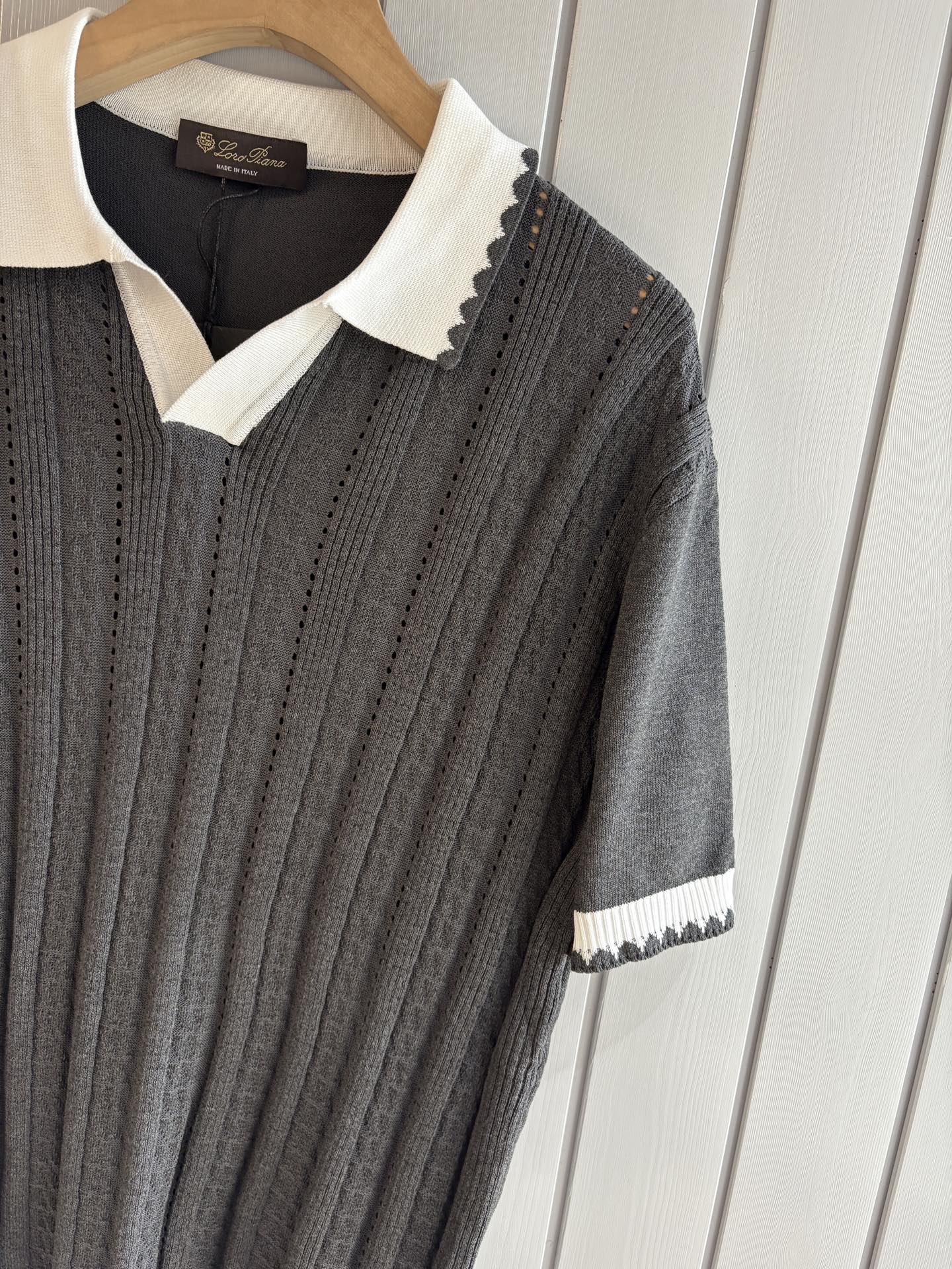 耗时王”菱形提花设计甄选超细优质纱线翻领短袖男士典藏款「耗时王」圆领奢雅工艺，触肤即高阶。• 匠心底蕴：