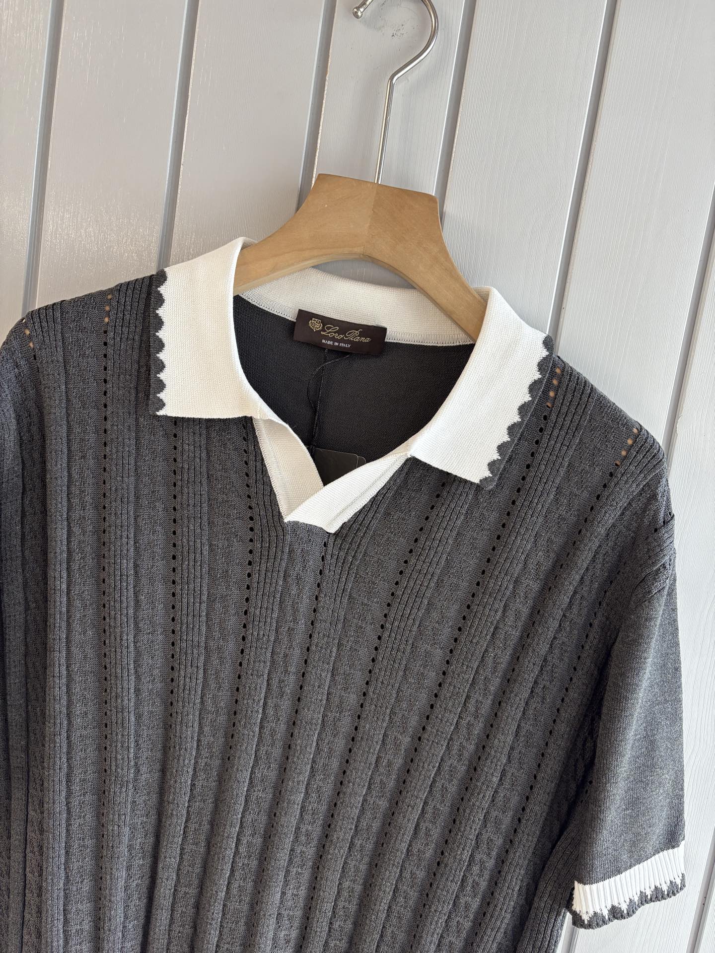 耗时王”菱形提花设计甄选超细优质纱线翻领短袖男士典藏款「耗时王」圆领奢雅工艺，触肤即高阶。• 匠心底蕴：