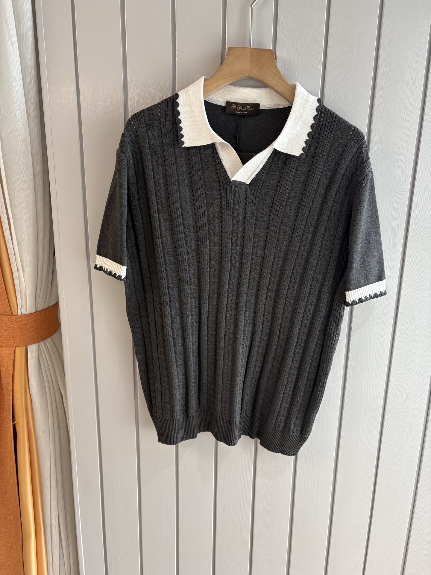 耗时王”菱形提花设计甄选超细优质纱线翻领短袖男士典藏款「耗时王」圆领奢雅工艺，触肤即高阶。• 匠心底蕴：