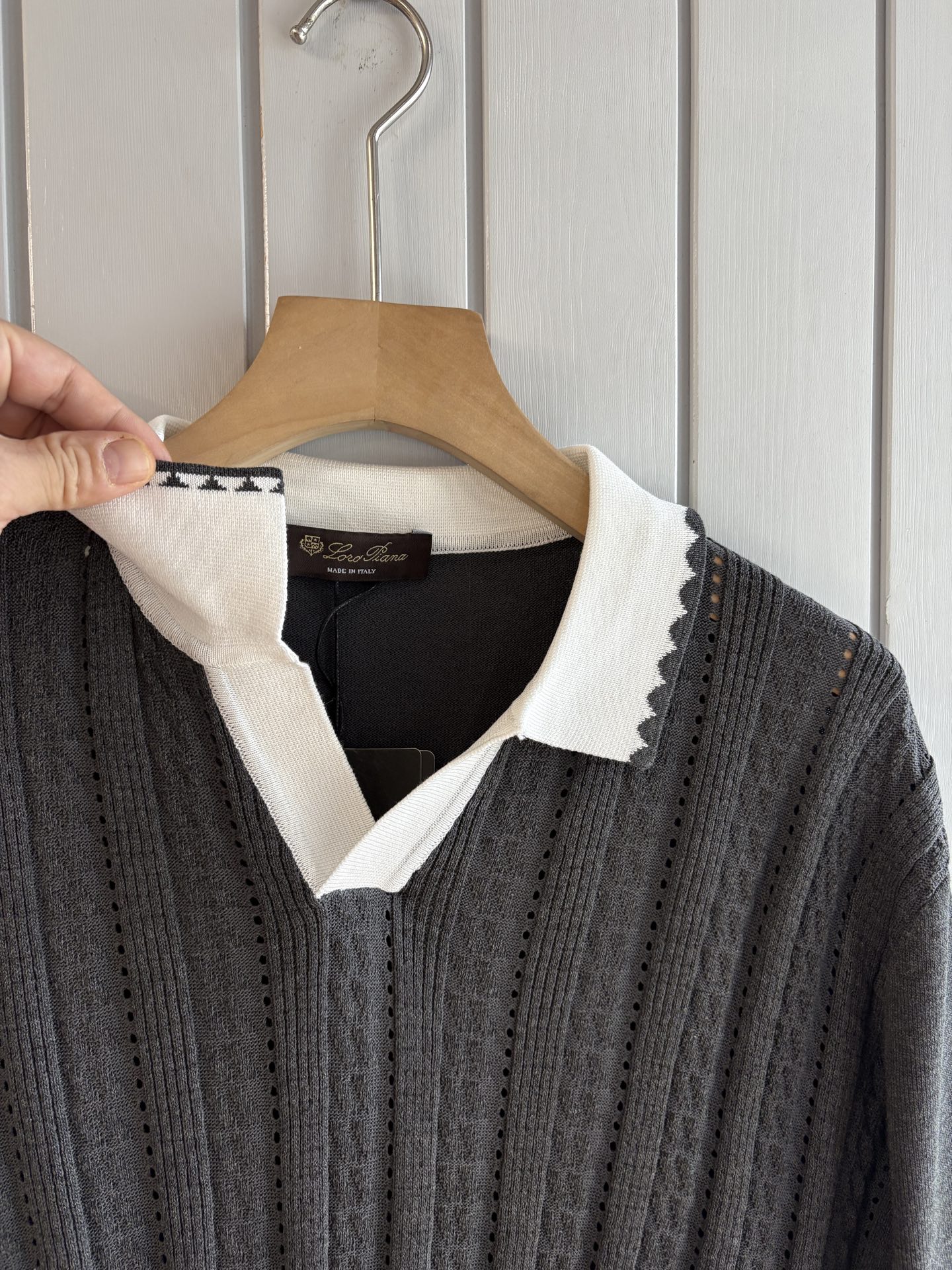 耗时王”菱形提花设计甄选超细优质纱线翻领短袖男士典藏款「耗时王」圆领奢雅工艺，触肤即高阶。• 匠心底蕴：