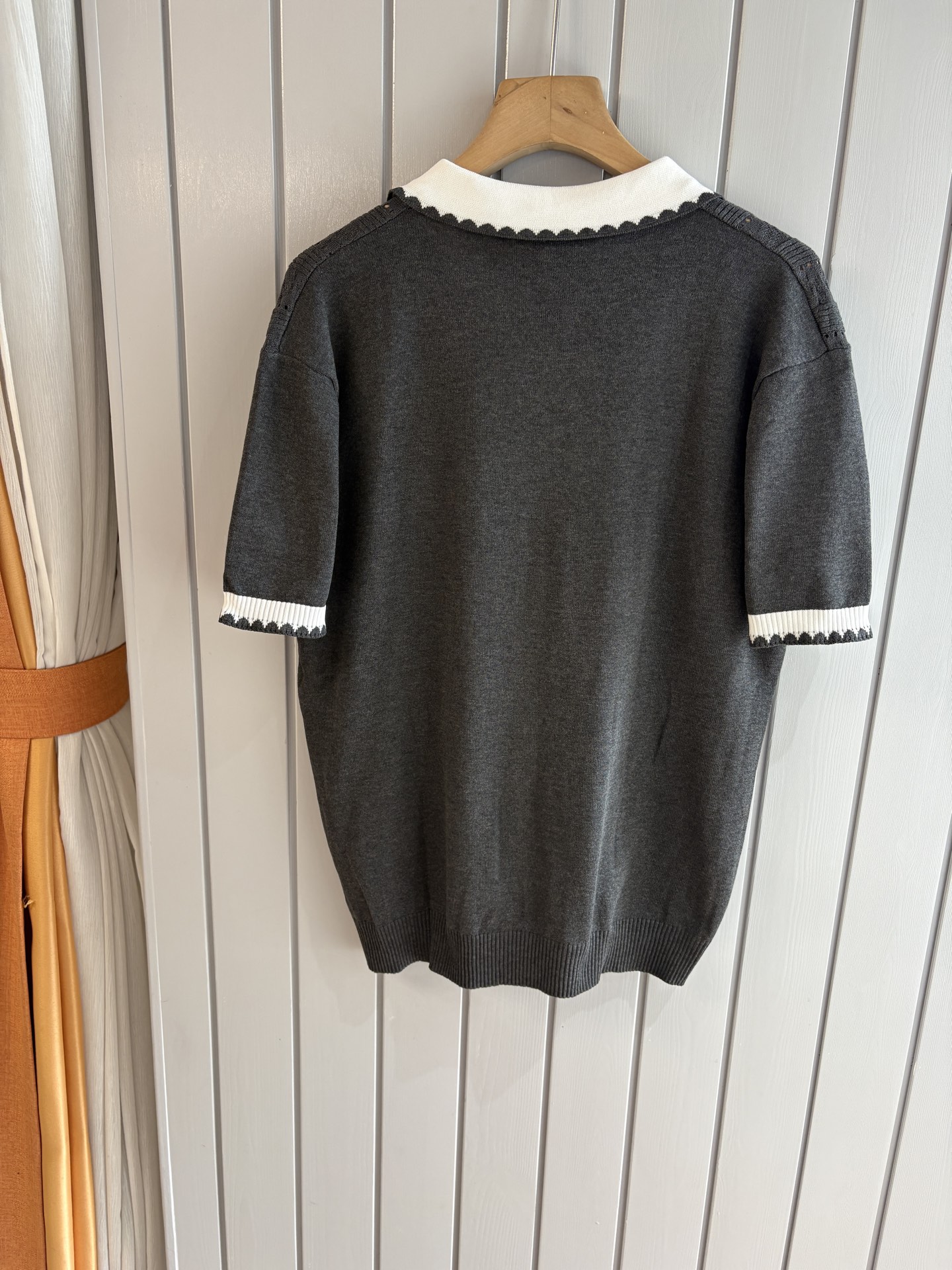 耗时王”菱形提花设计甄选超细优质纱线翻领短袖男士典藏款「耗时王」圆领奢雅工艺，触肤即高阶。• 匠心底蕴：