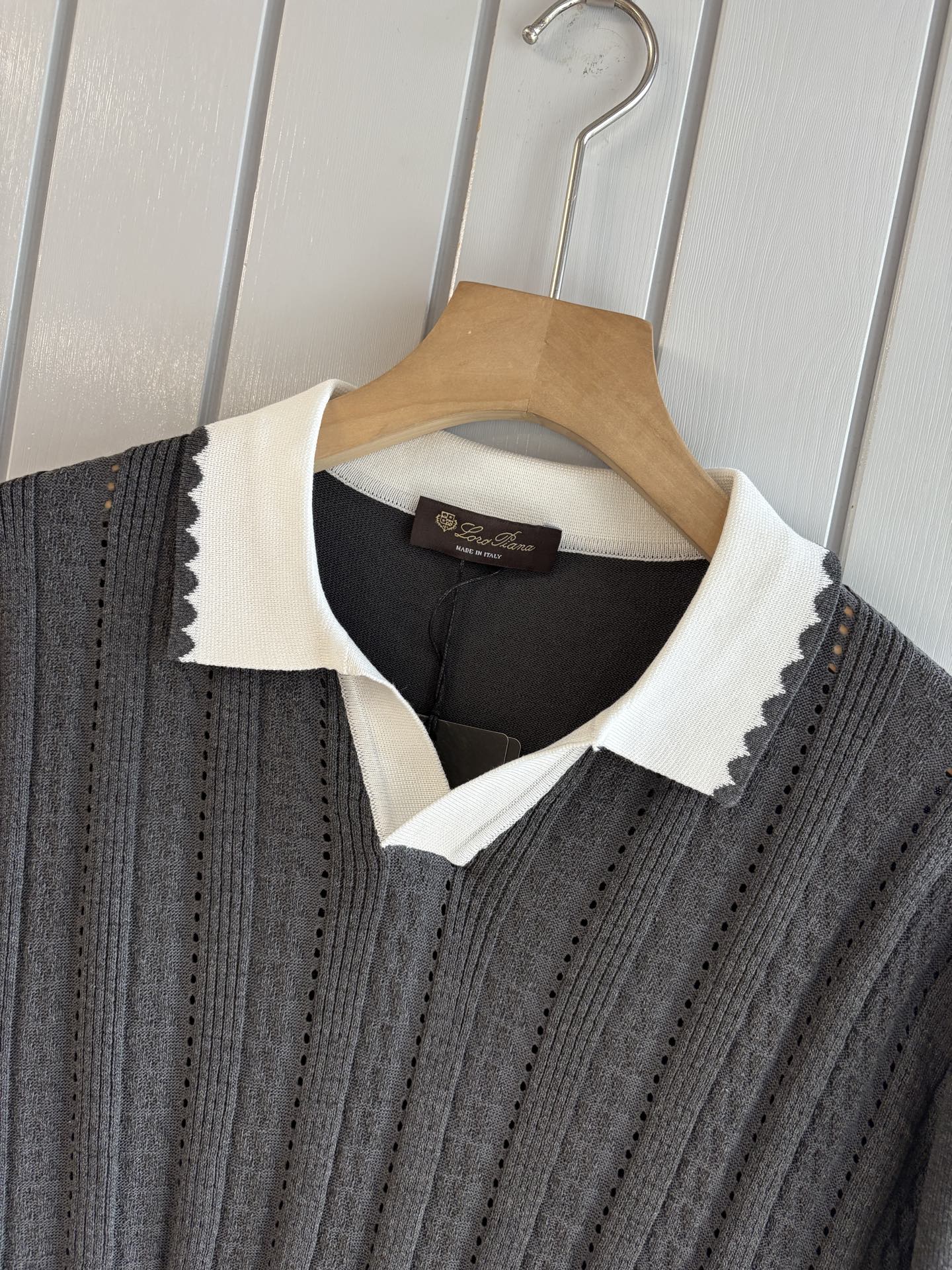 耗时王”菱形提花设计甄选超细优质纱线翻领短袖男士典藏款「耗时王」圆领奢雅工艺，触肤即高阶。• 匠心底蕴：