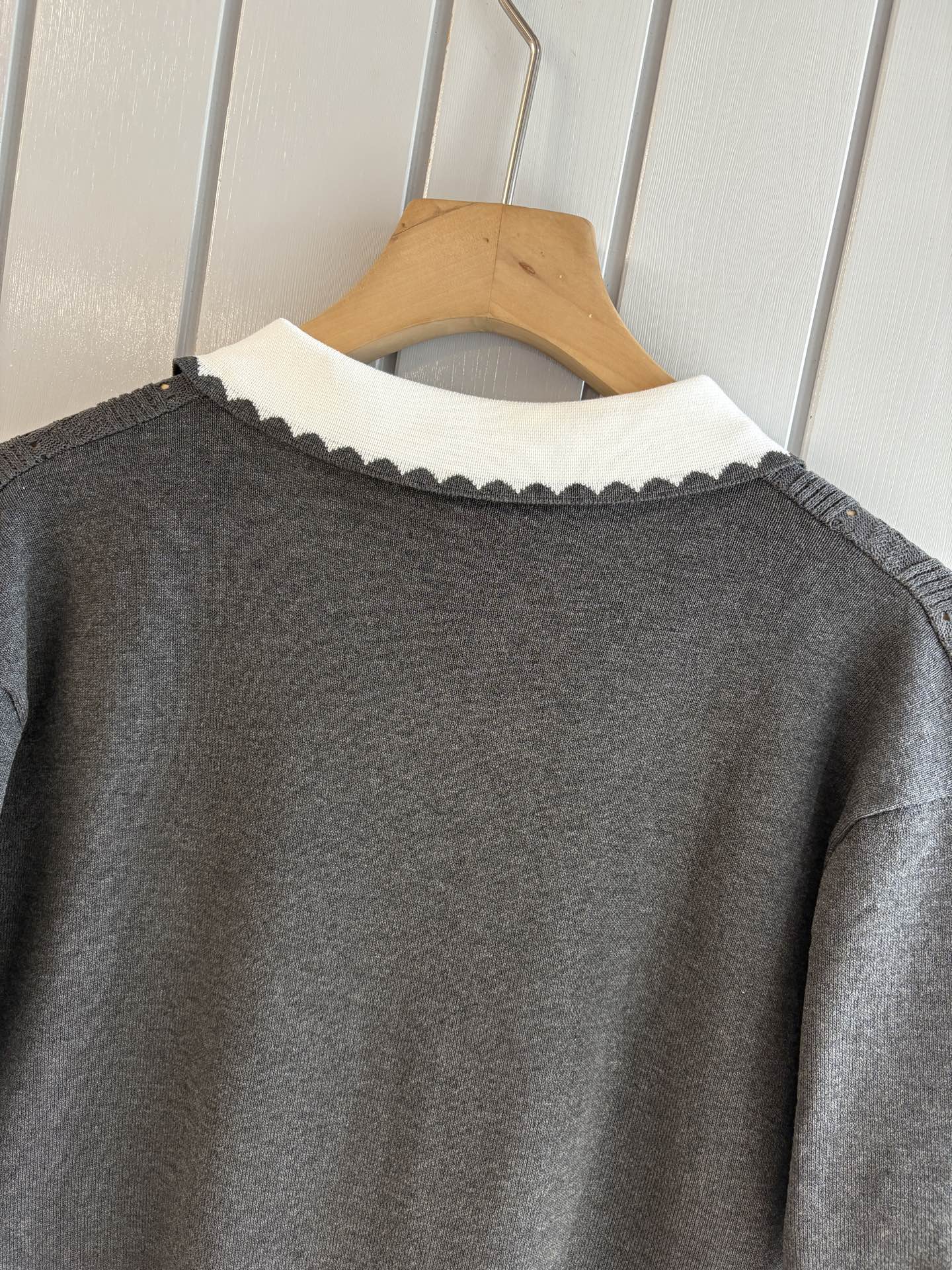 耗时王”菱形提花设计甄选超细优质纱线翻领短袖男士典藏款「耗时王」圆领奢雅工艺，触肤即高阶。• 匠心底蕴：