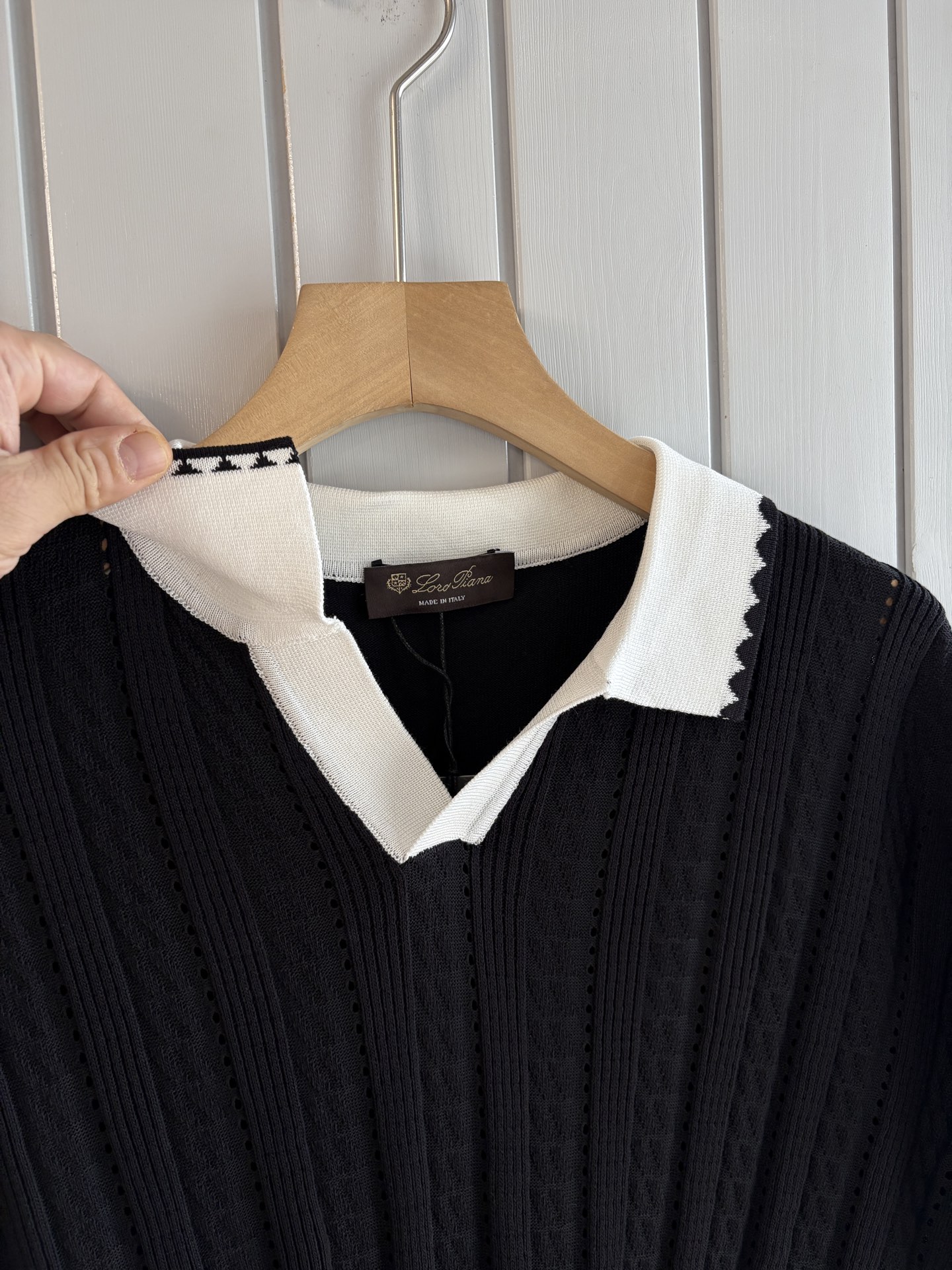 耗时王”菱形提花设计甄选超细优质纱线翻领短袖男士典藏款「耗时王」圆领奢雅工艺，触肤即高阶。• 匠心底蕴：