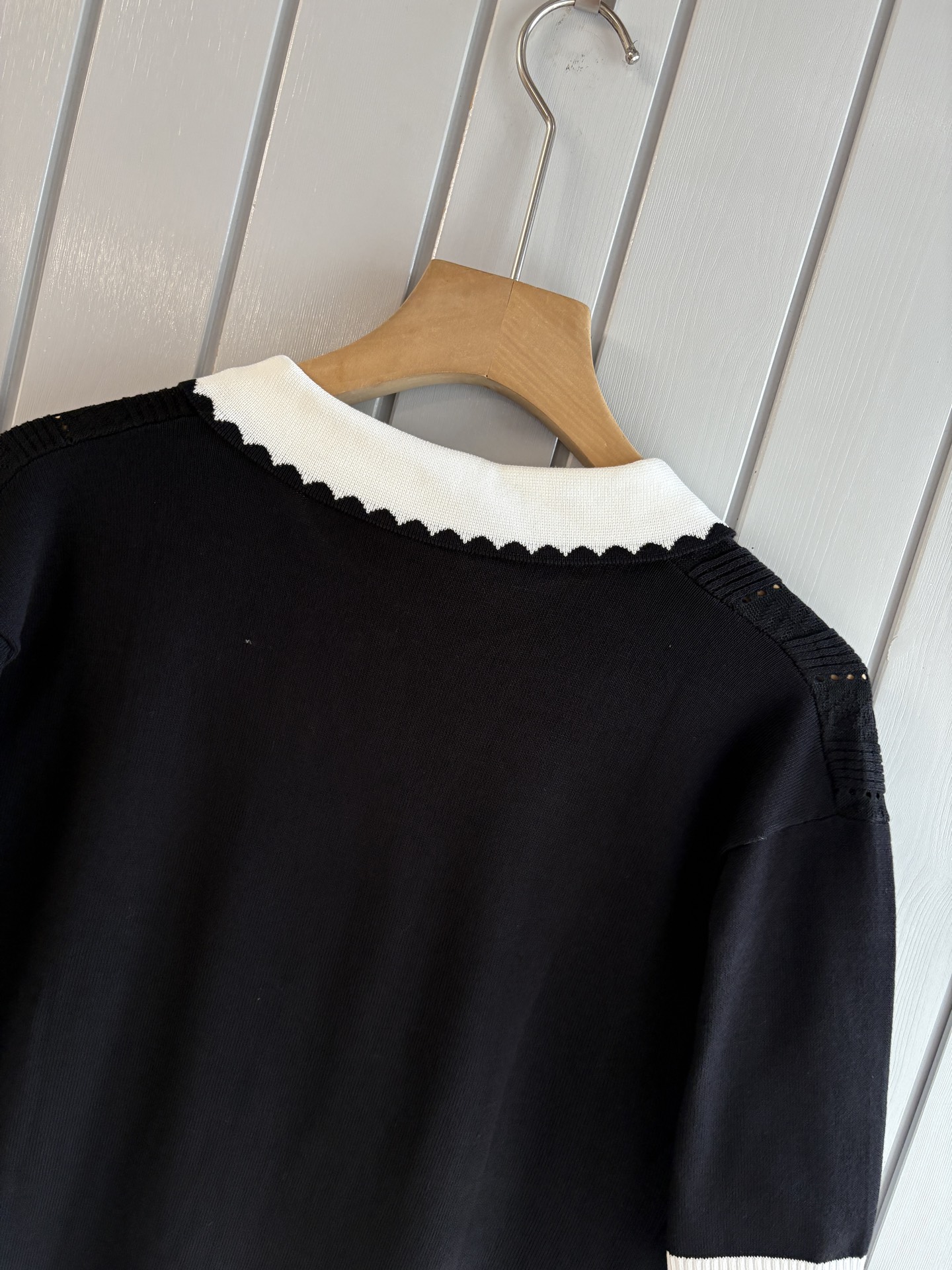 耗时王”菱形提花设计甄选超细优质纱线翻领短袖男士典藏款「耗时王」圆领奢雅工艺，触肤即高阶。• 匠心底蕴：