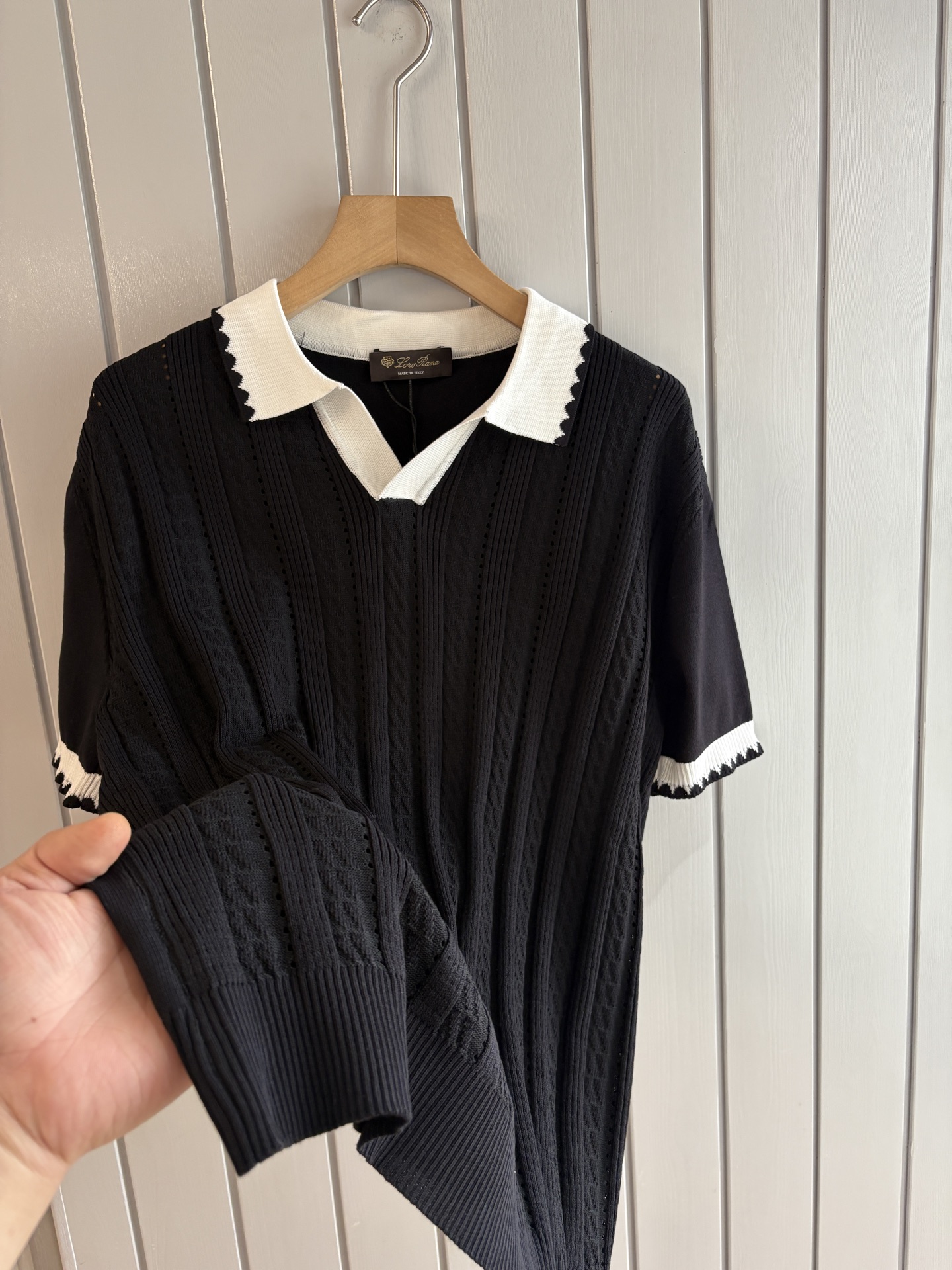 耗时王”菱形提花设计甄选超细优质纱线翻领短袖男士典藏款「耗时王」圆领奢雅工艺，触肤即高阶。• 匠心底蕴：