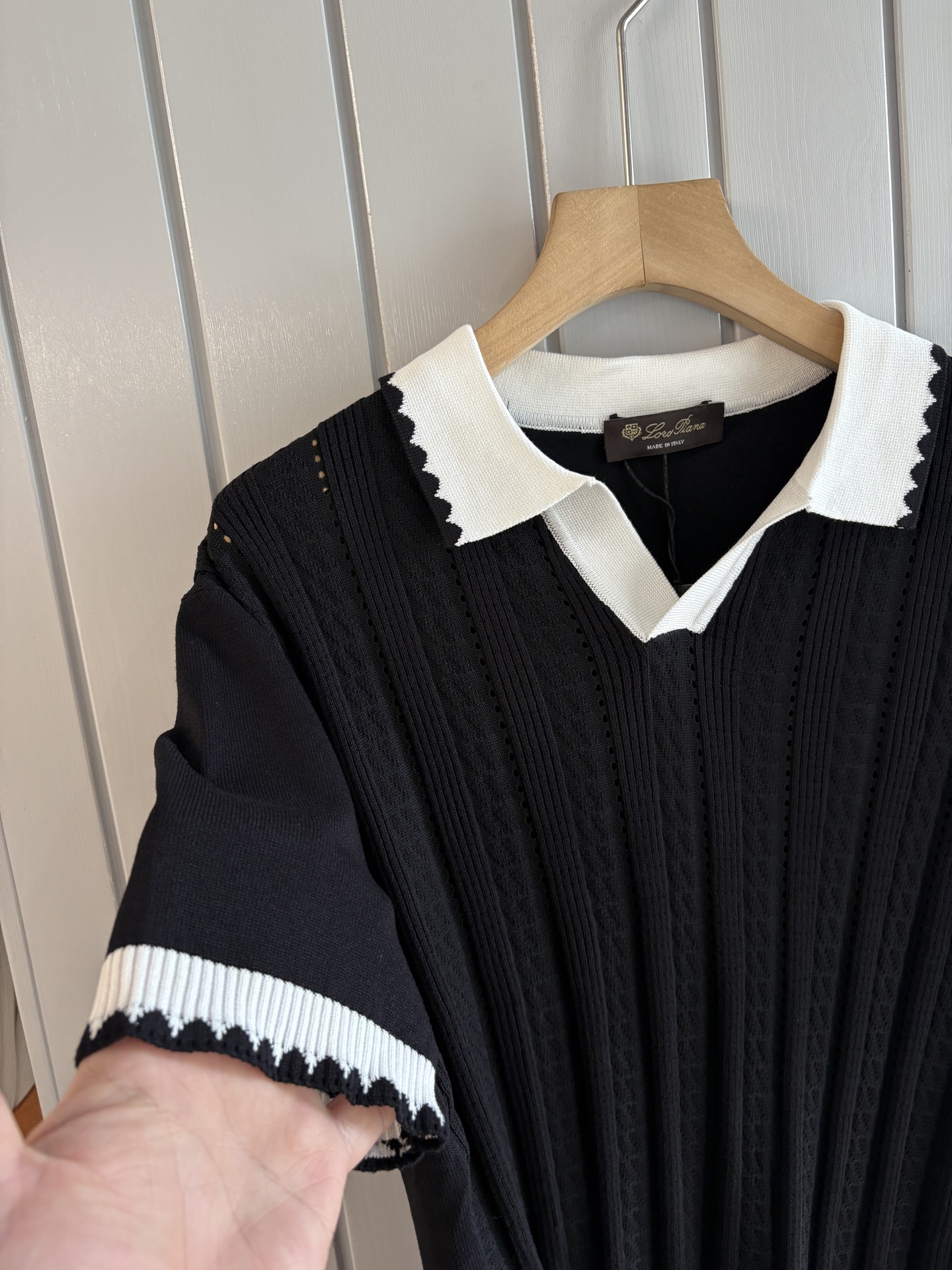 耗时王”菱形提花设计甄选超细优质纱线翻领短袖男士典藏款「耗时王」圆领奢雅工艺，触肤即高阶。• 匠心底蕴：