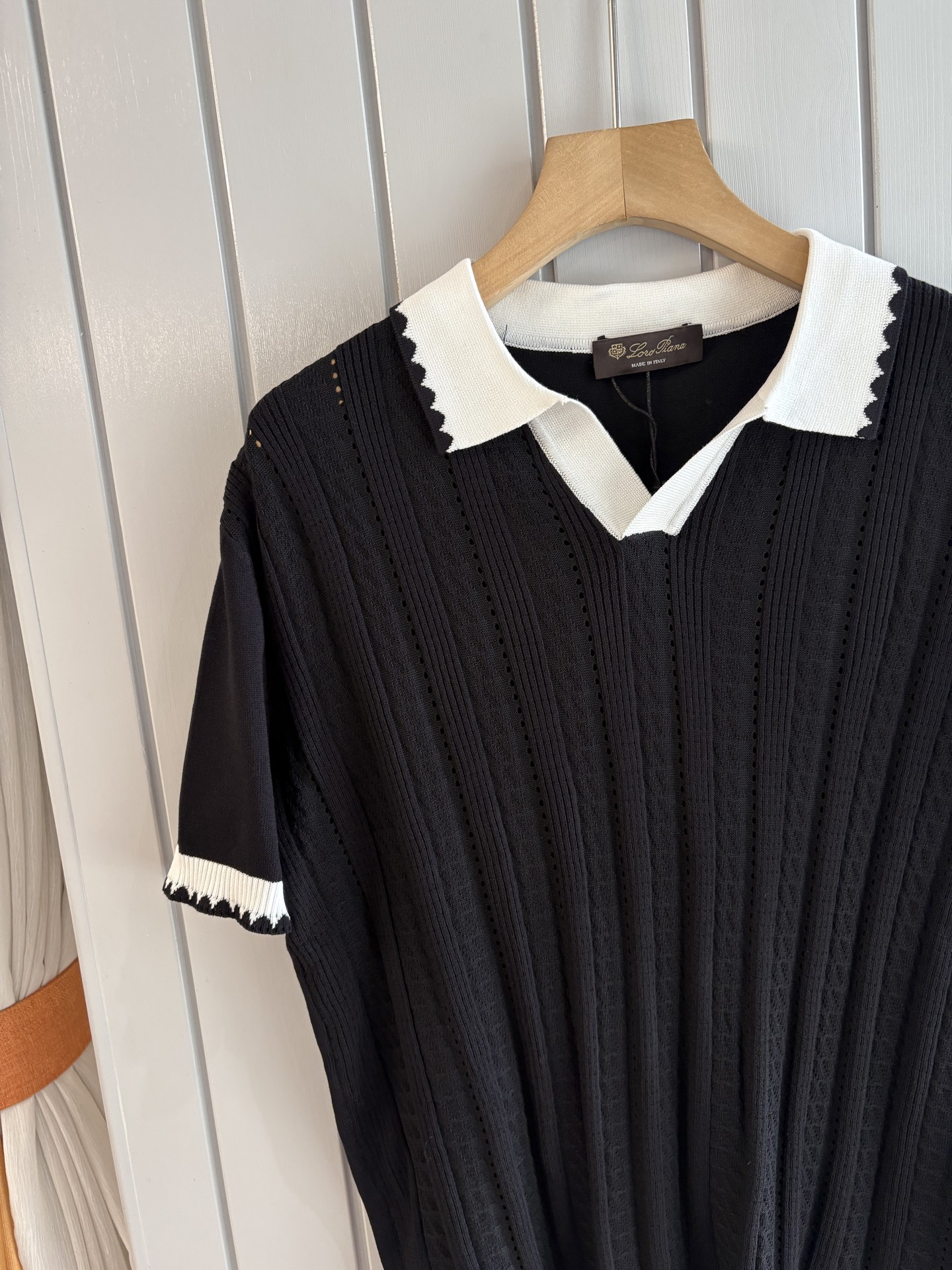 耗时王”菱形提花设计甄选超细优质纱线翻领短袖男士典藏款「耗时王」圆领奢雅工艺，触肤即高阶。• 匠心底蕴：